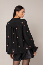 Bata com detalhes florais