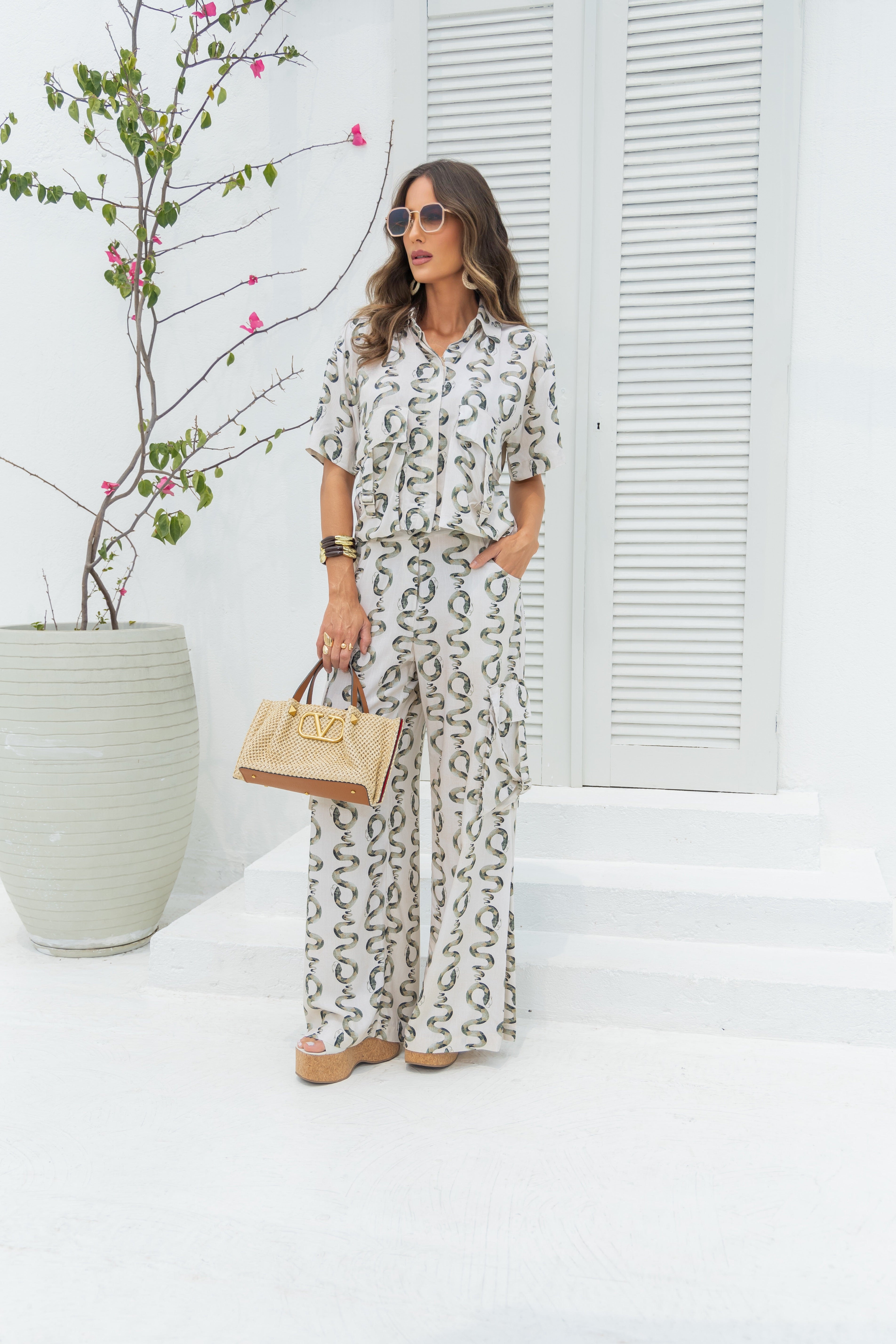 Calça pantalona com bolsos snakes