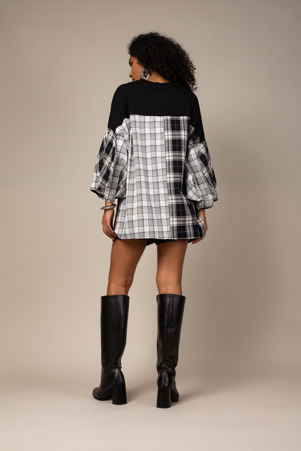 Blusa oversized com manga xadrez