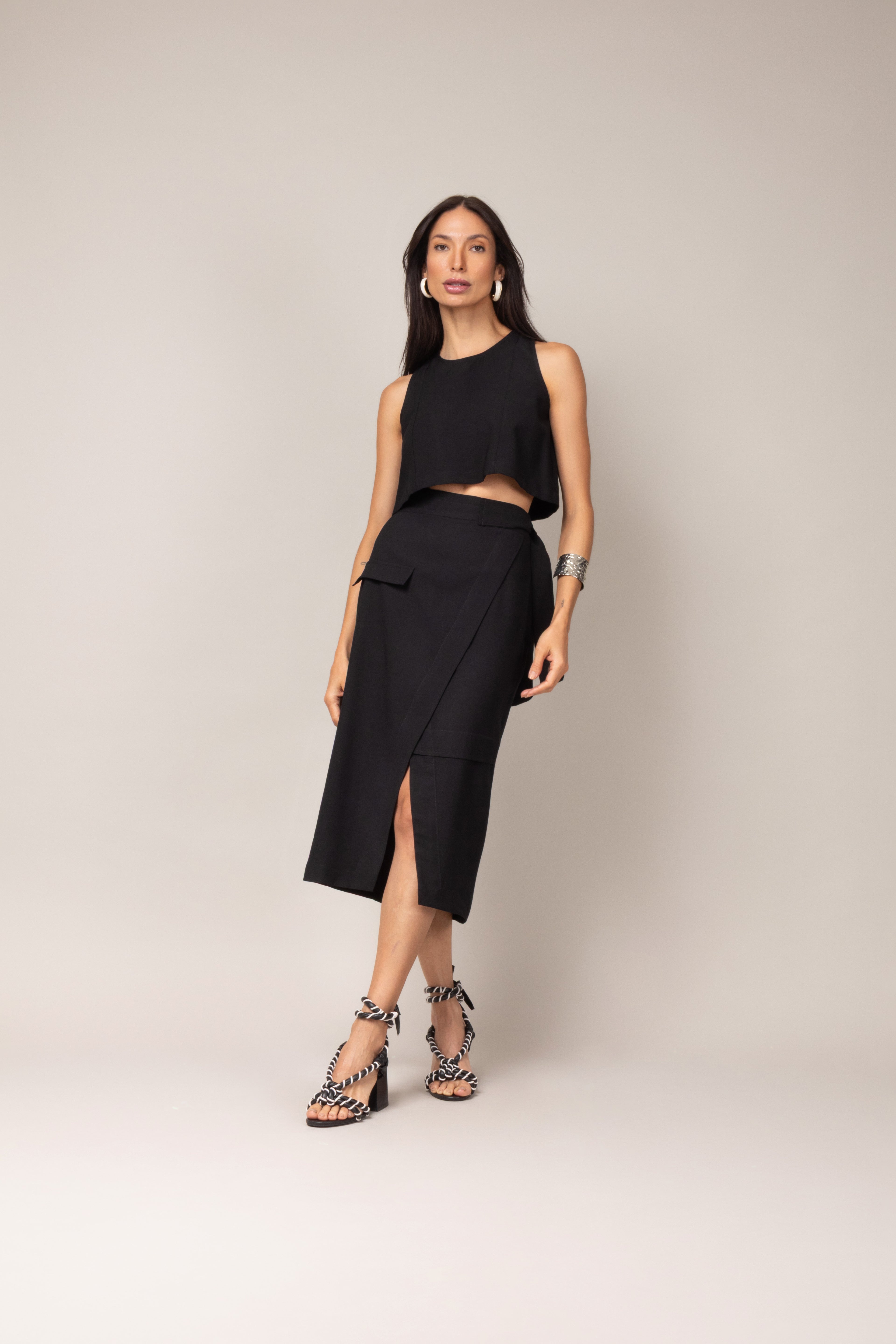 Conjunto de top e saia midi com transpasse
