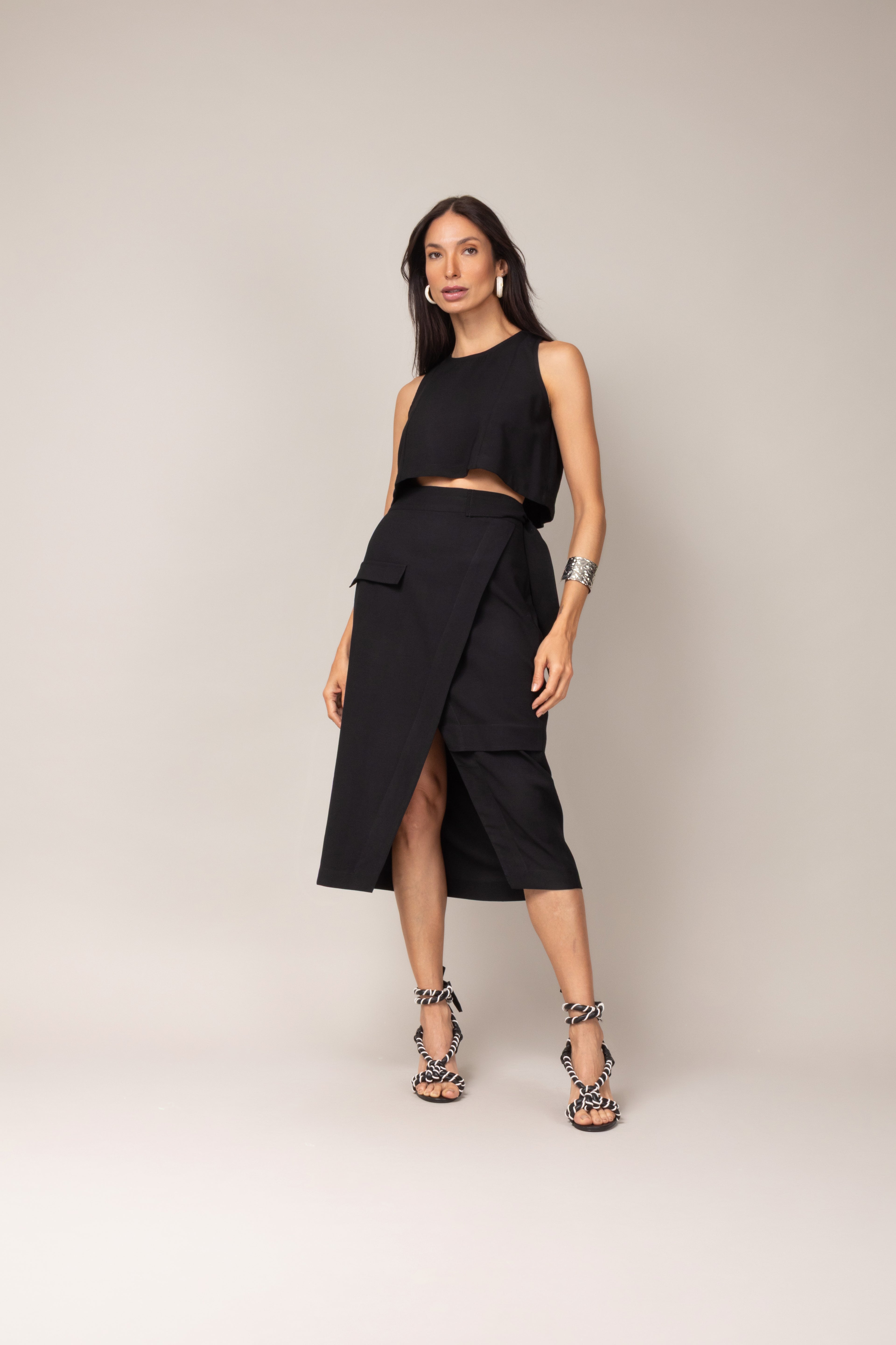 Conjunto de top e saia midi com transpasse