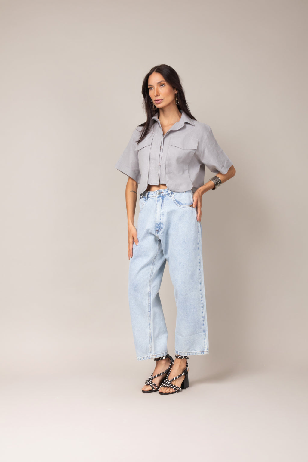 Camisa cropped com bolsos frontais