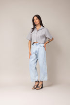 Camisa cropped com bolsos frontais