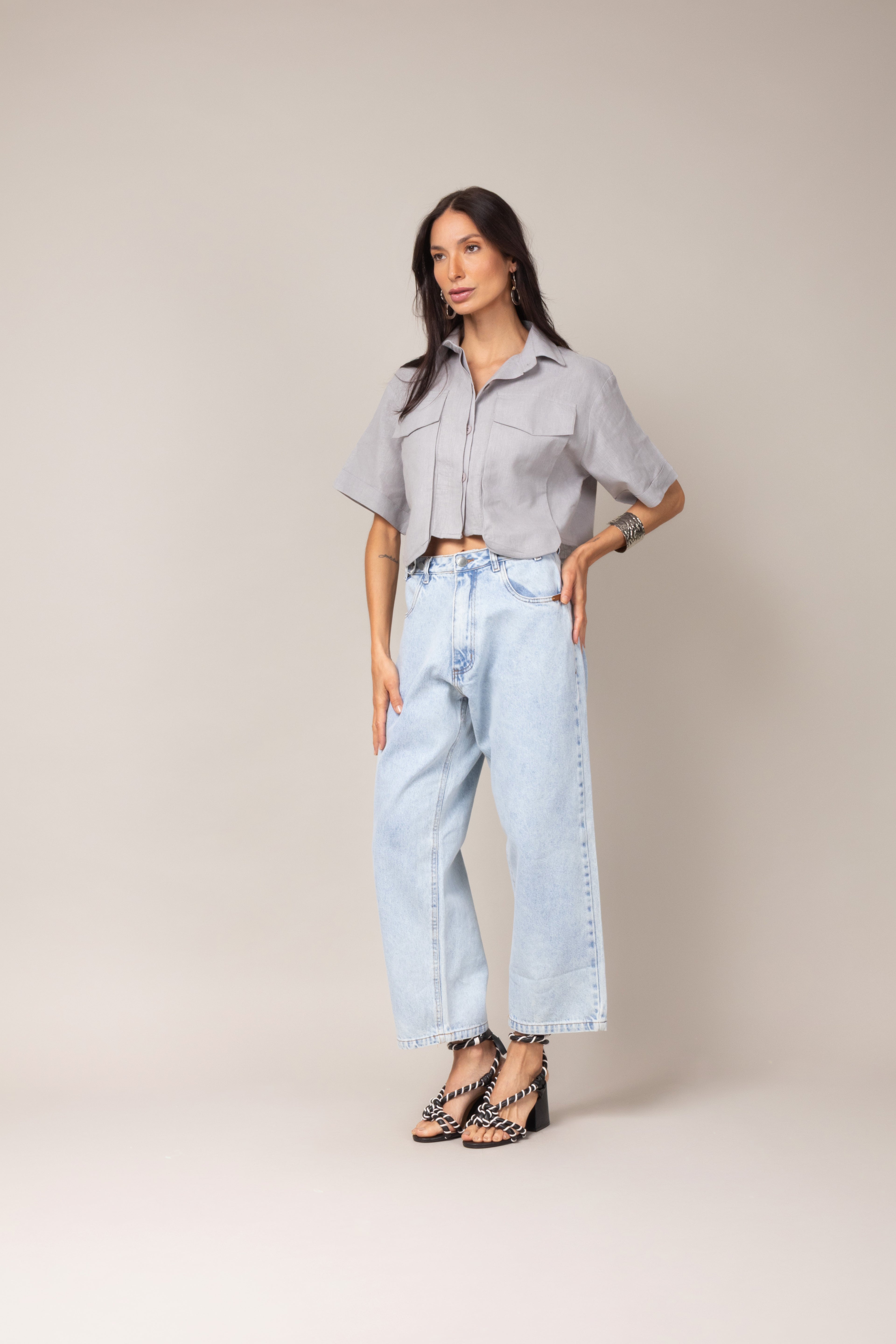 Camisa cropped com bolsos frontais
