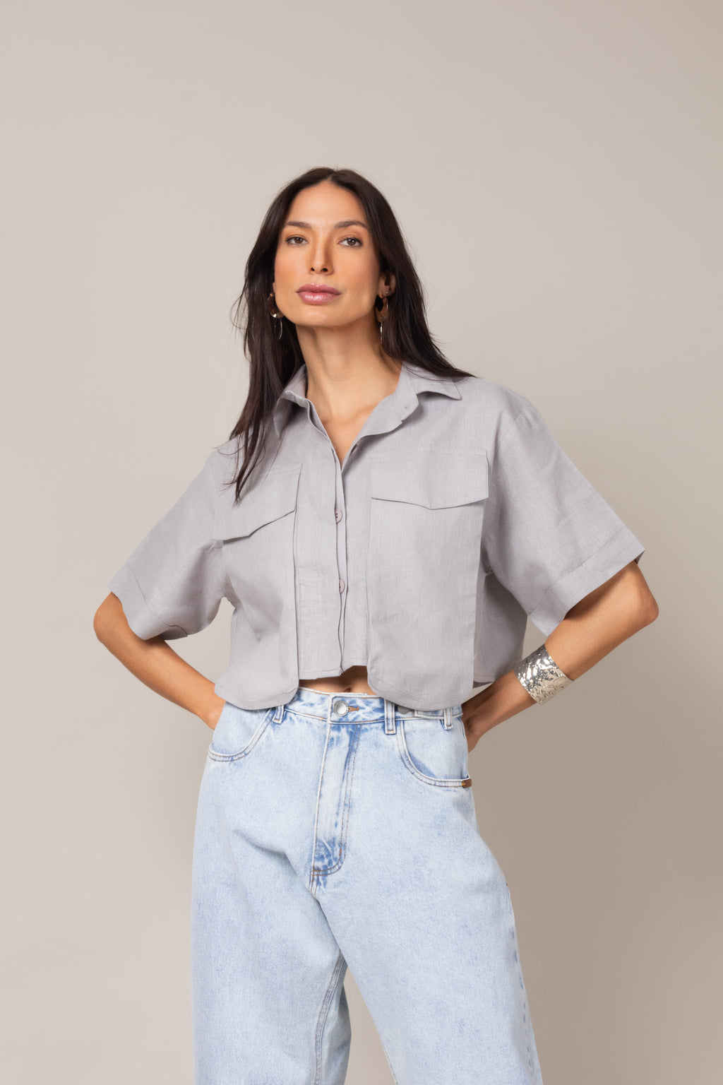 Camisa cropped com bolsos frontais