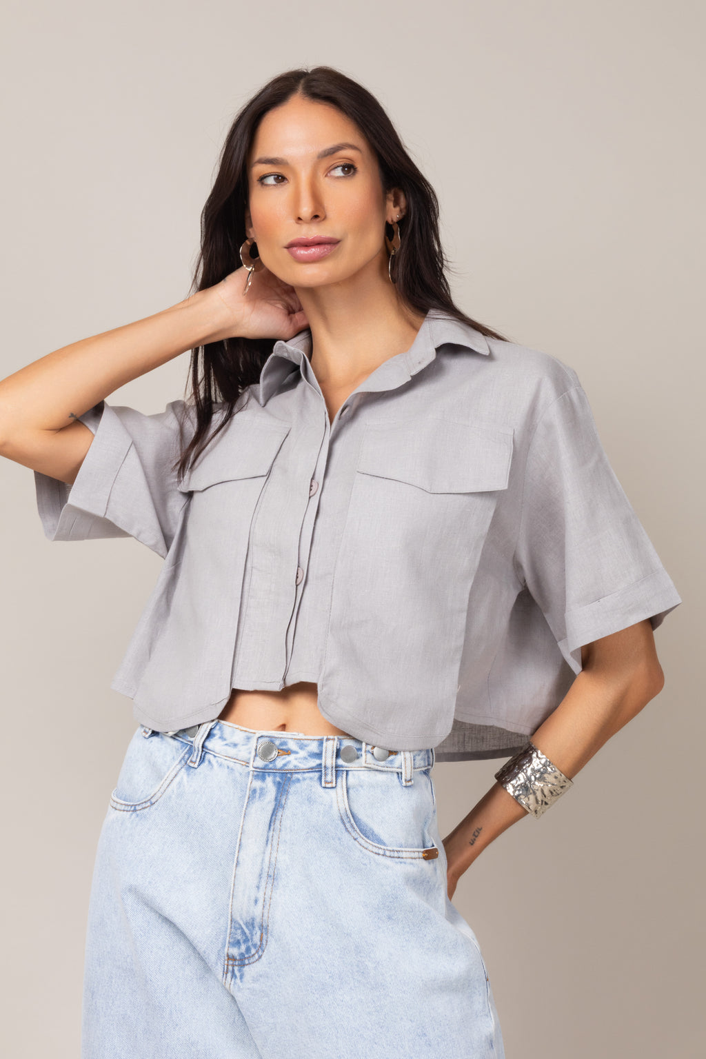 Camisa cropped com bolsos frontais