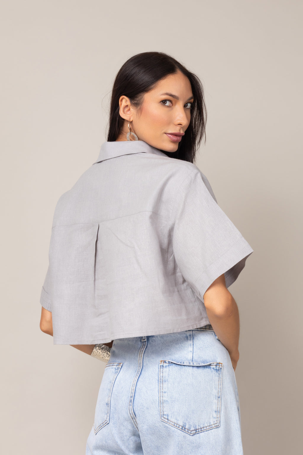 Camisa cropped com bolsos frontais