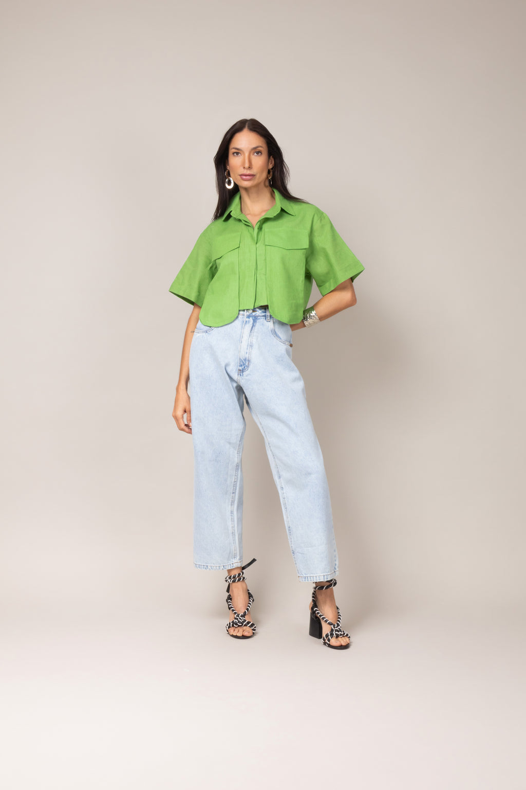 Camisa cropped com bolsos frontais
