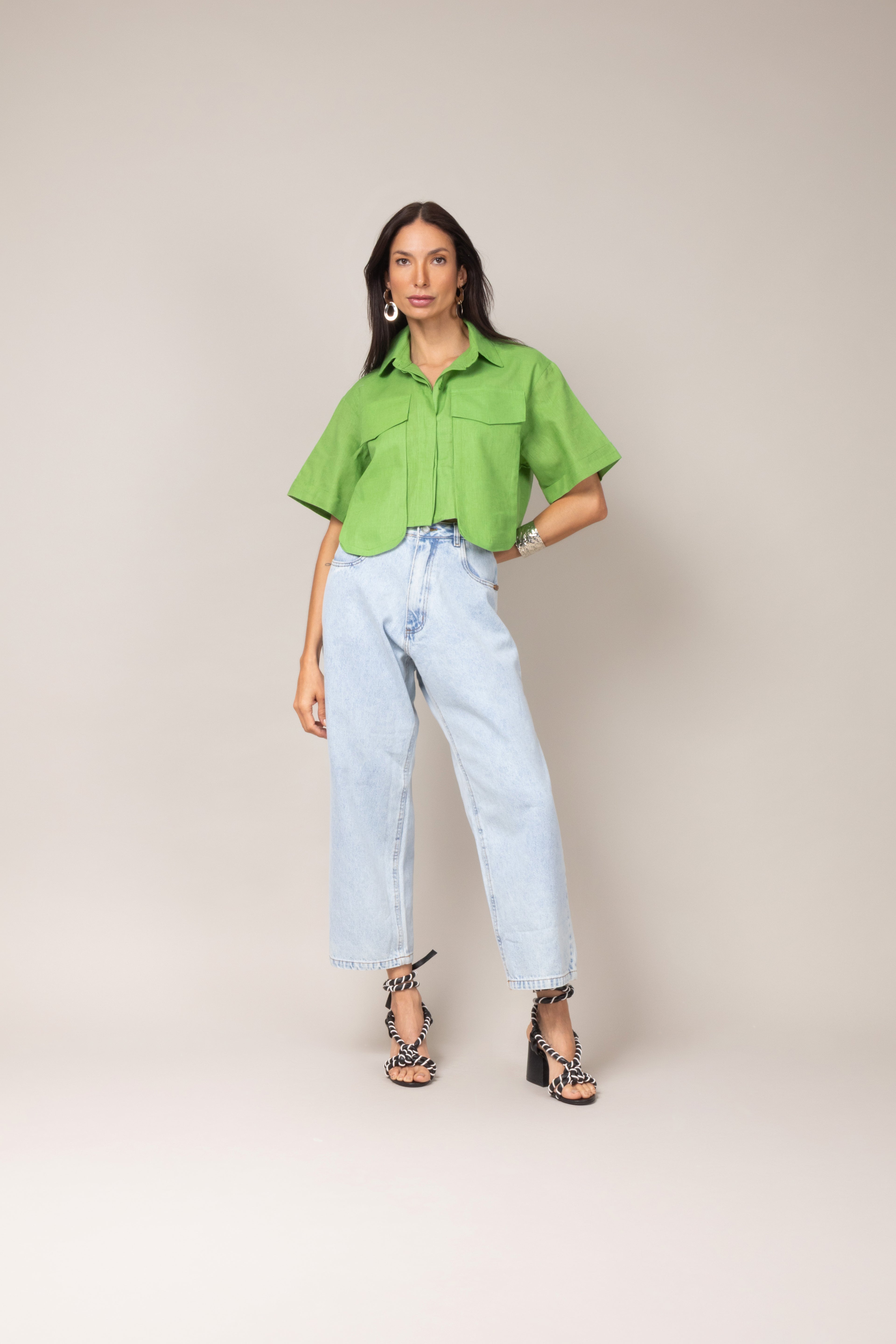 Camisa cropped com bolsos frontais