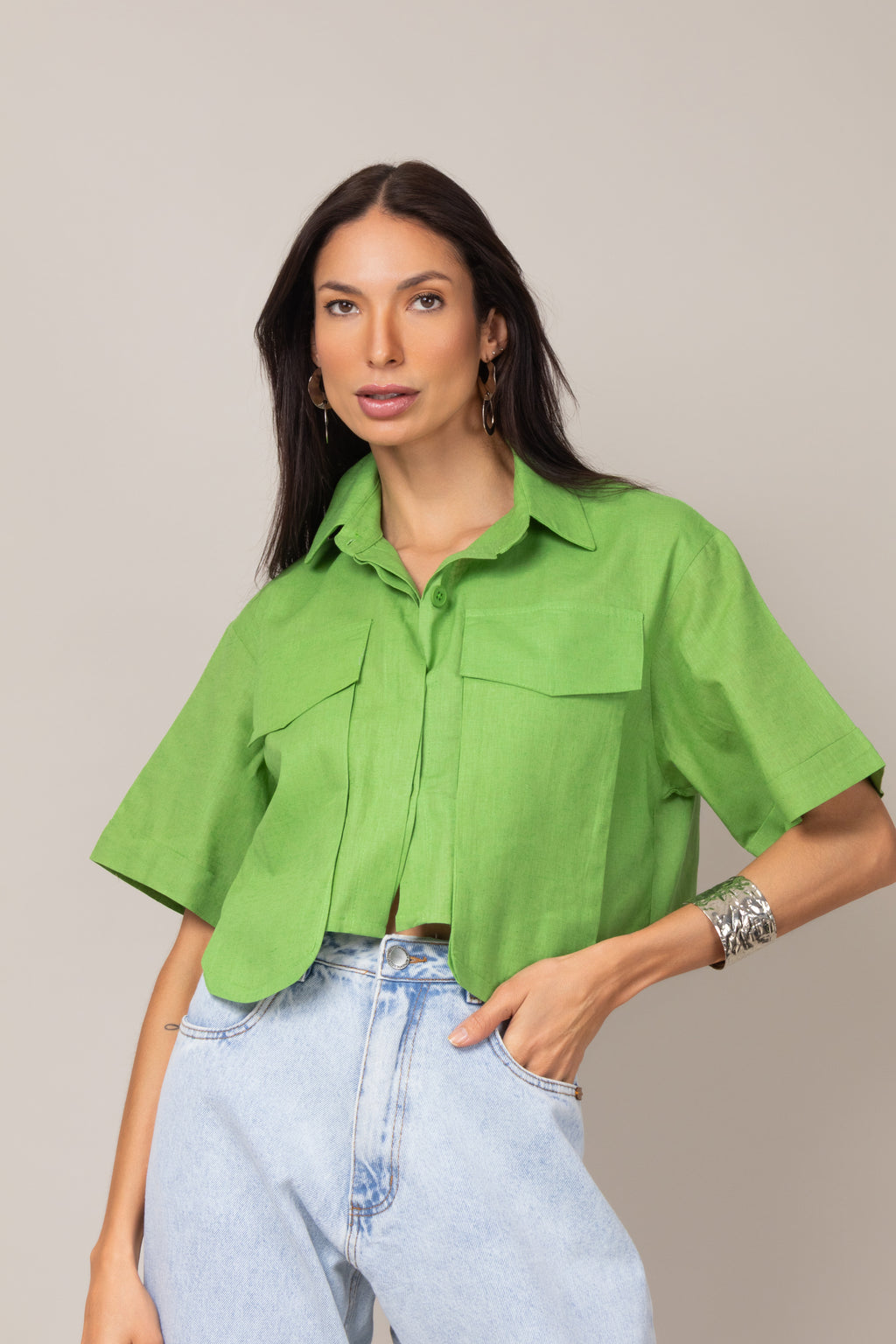 Camisa cropped com bolsos frontais
