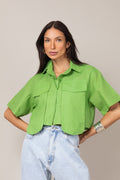 Camisa cropped com bolsos frontais