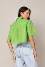 Camisa cropped com bolsos frontais