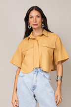 Camisa cropped com bolsos frontais