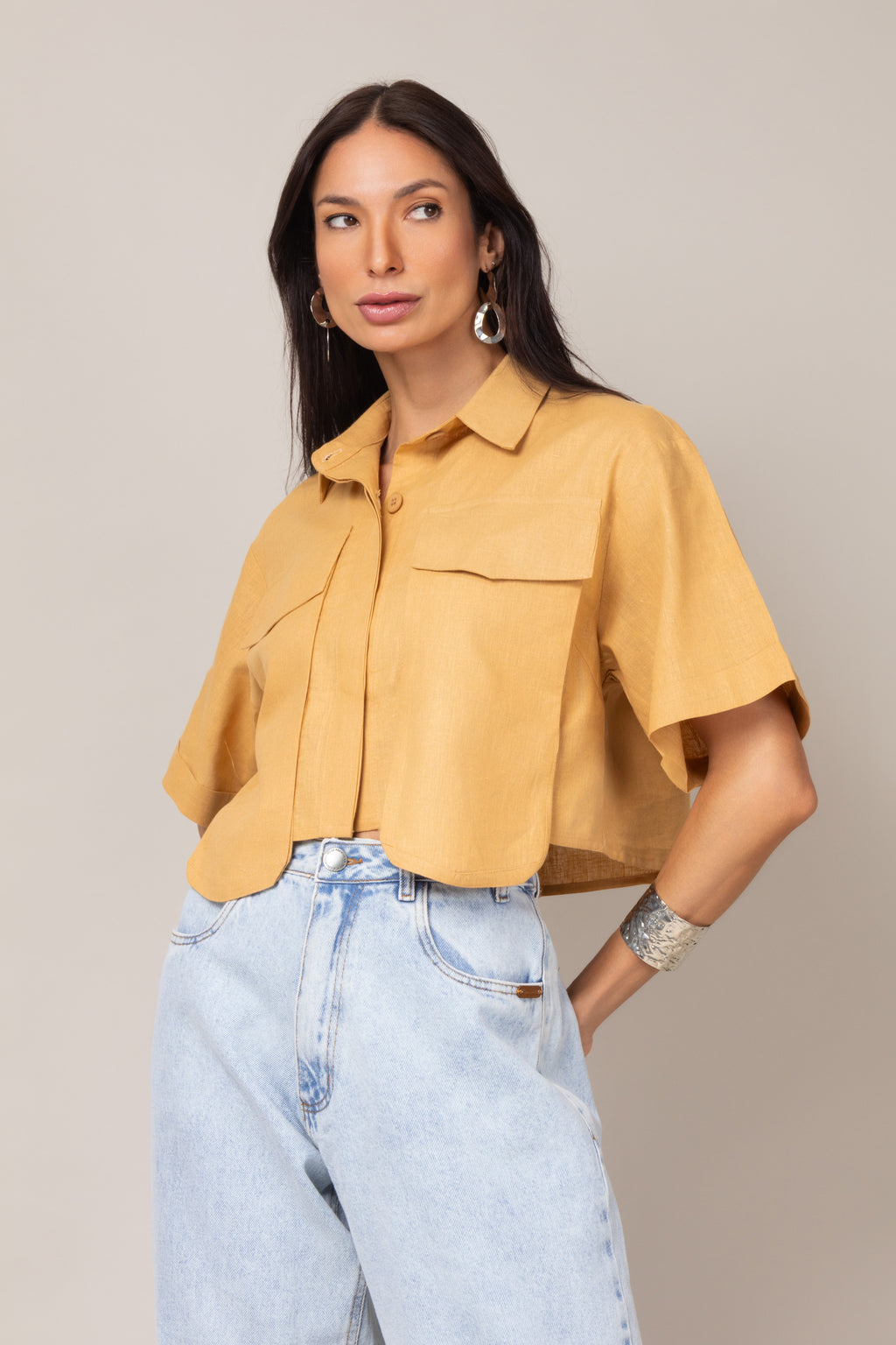Camisa cropped com bolsos frontais
