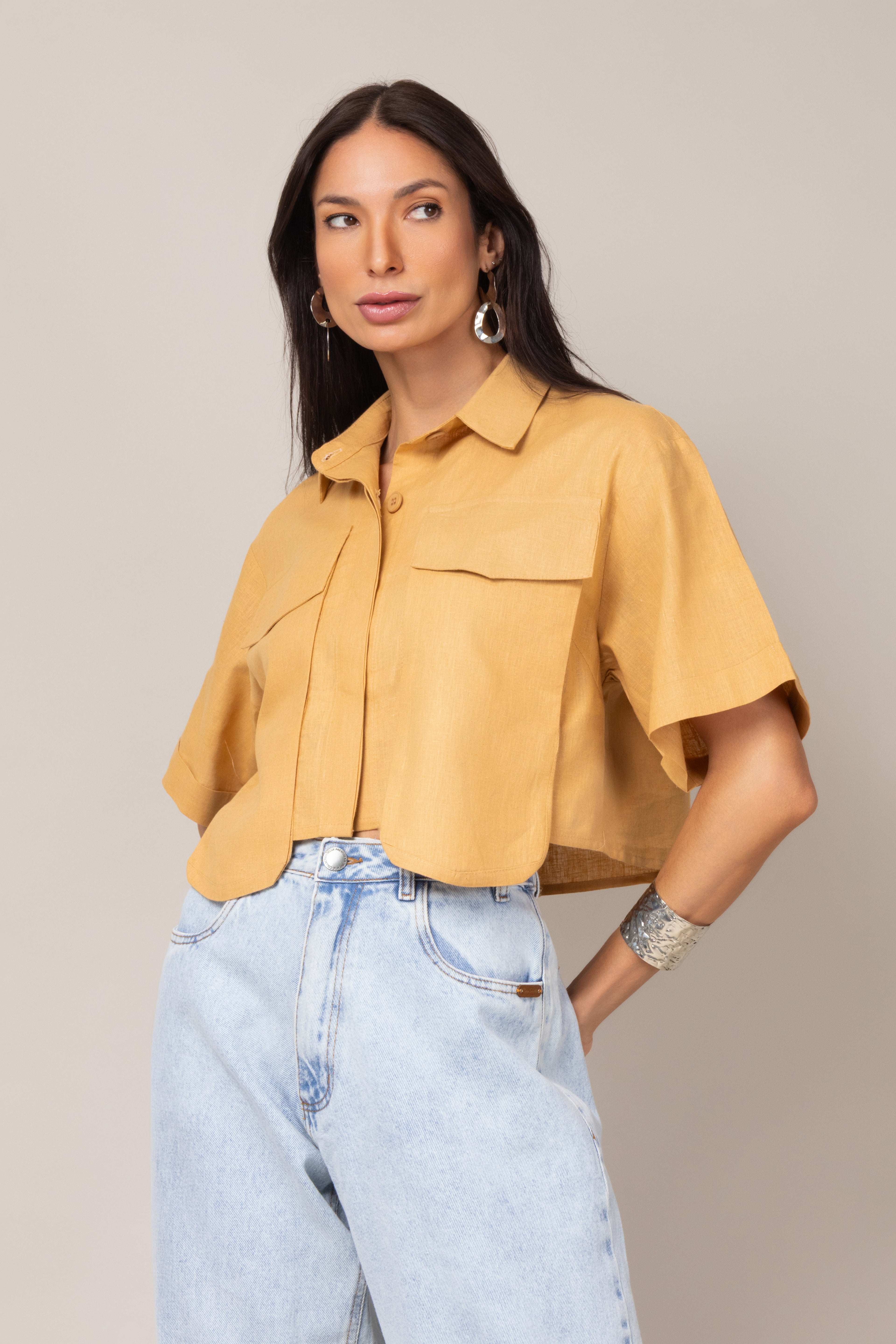 Camisa cropped com bolsos frontais