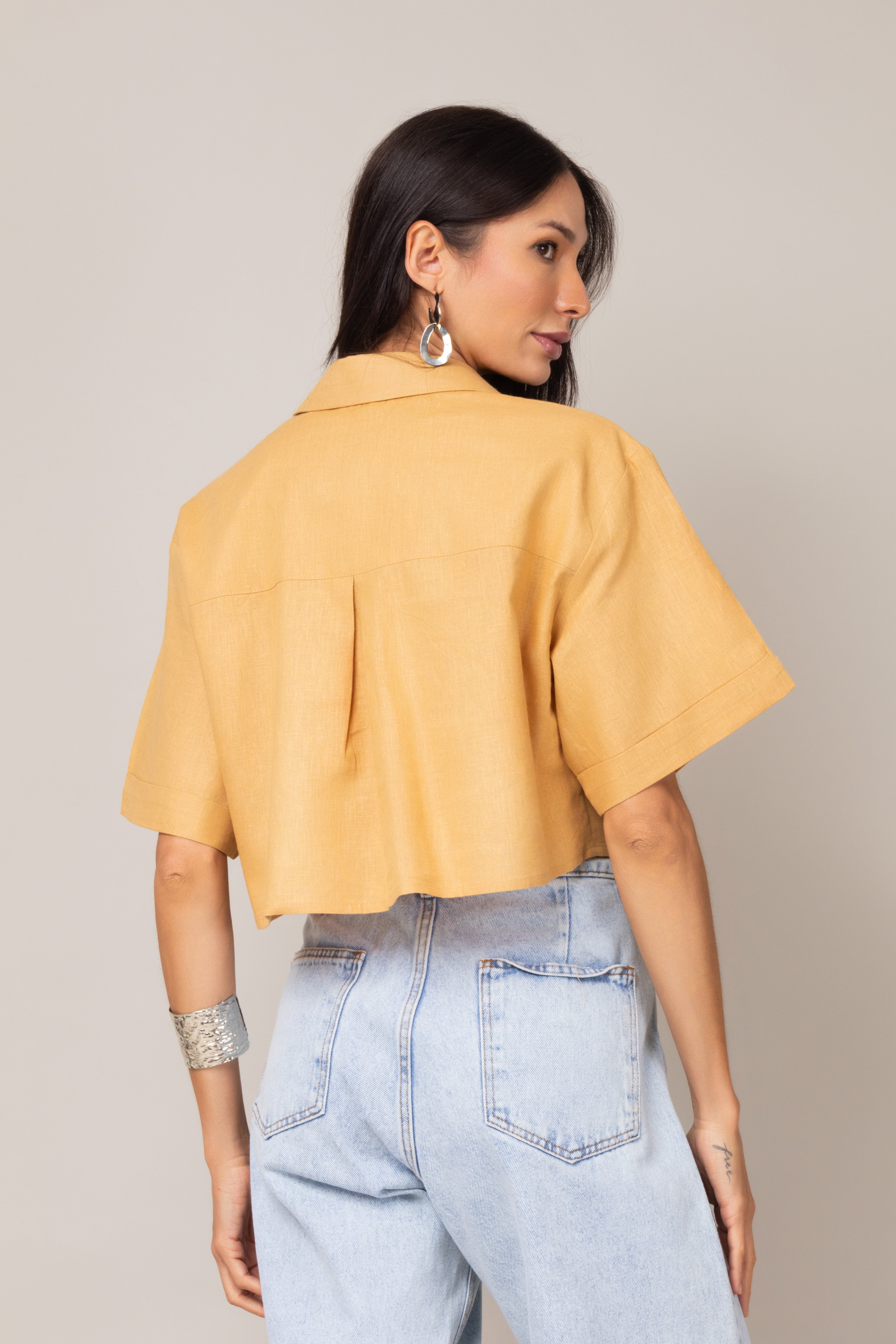 Camisa cropped com bolsos frontais