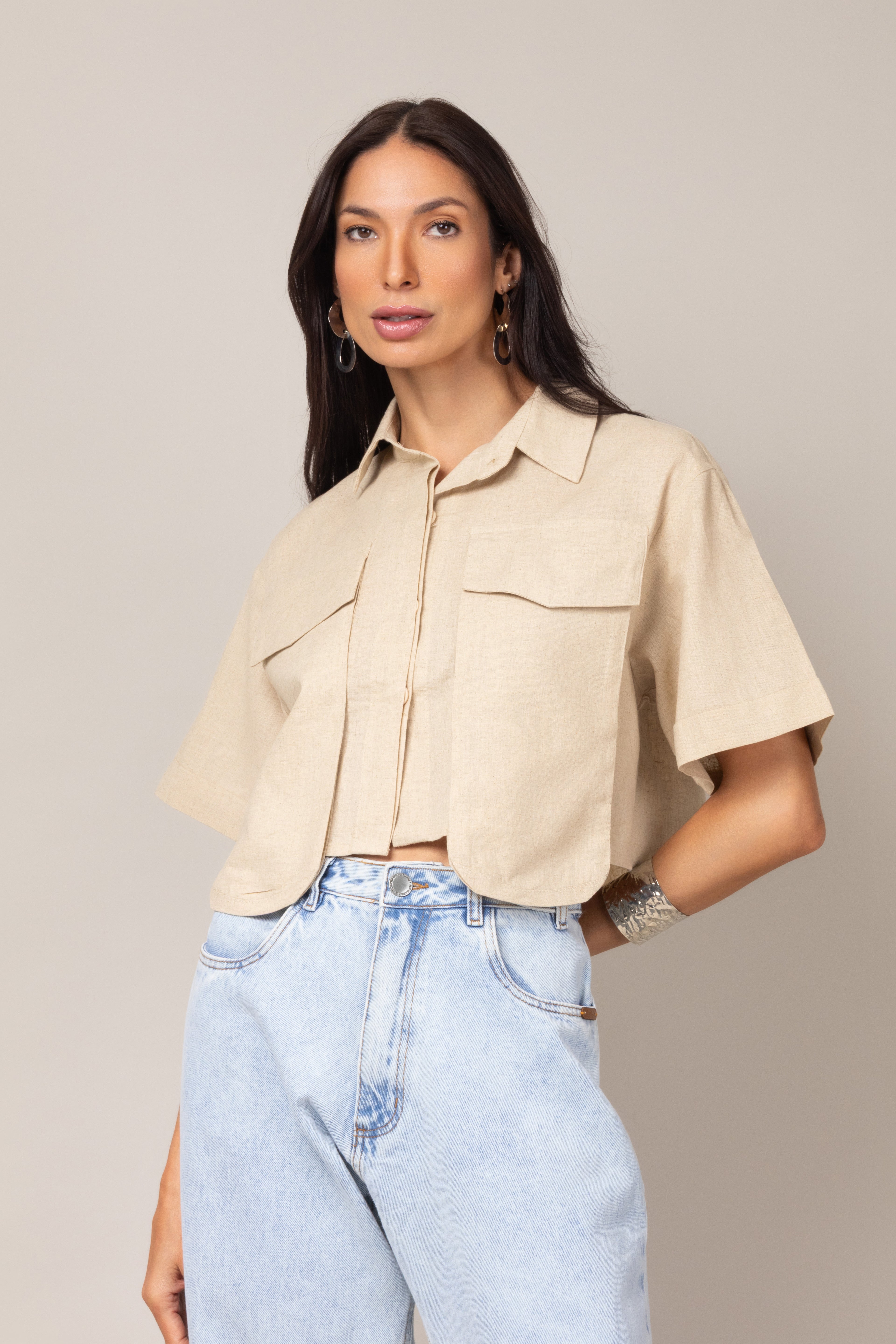 Camisa cropped com bolsos frontais