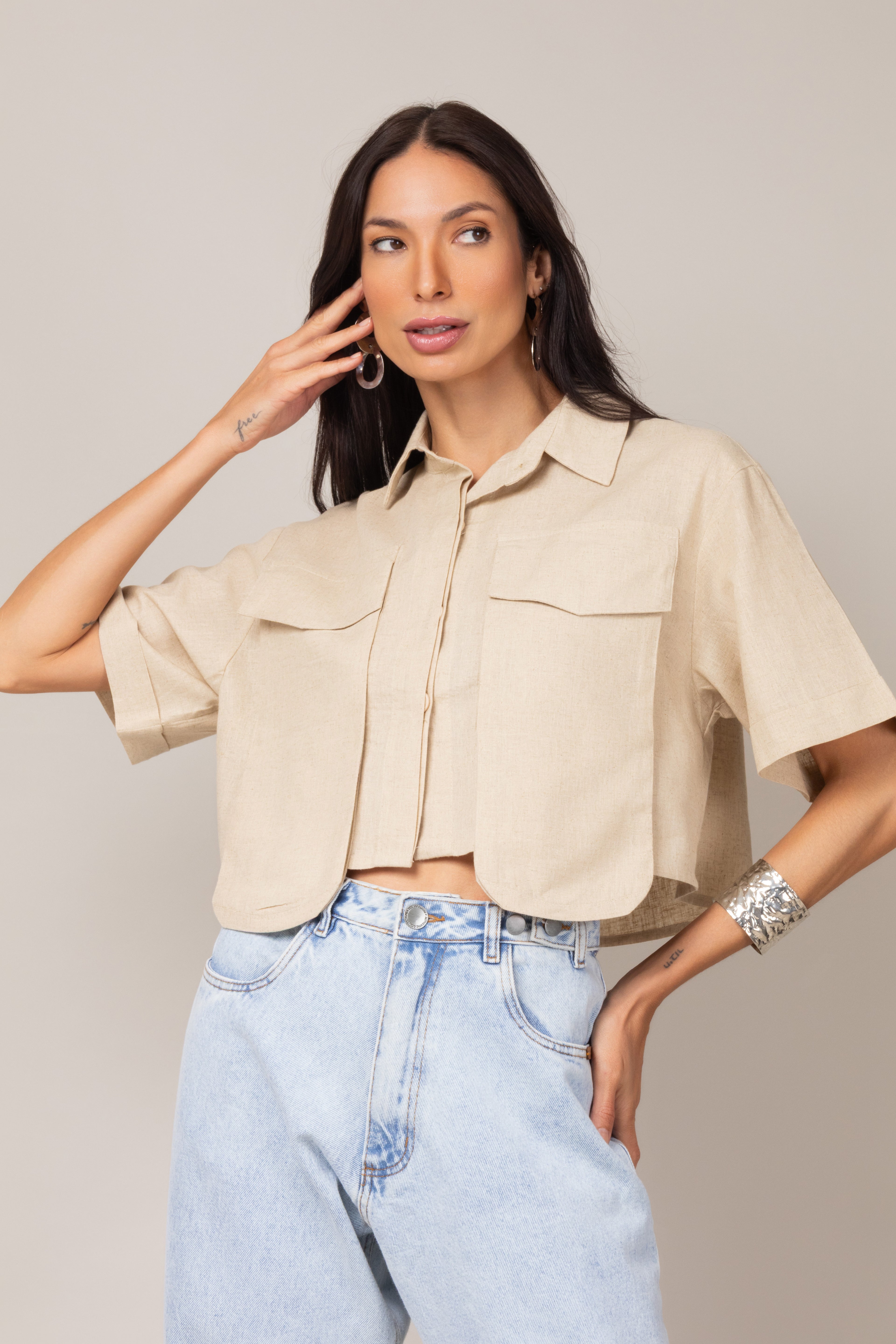 Camisa cropped com bolsos frontais