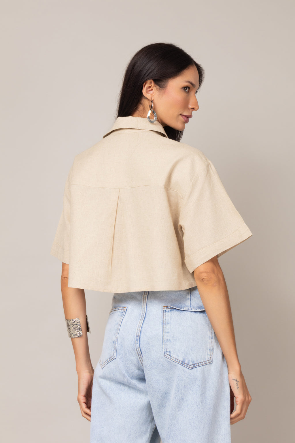 Camisa cropped com bolsos frontais