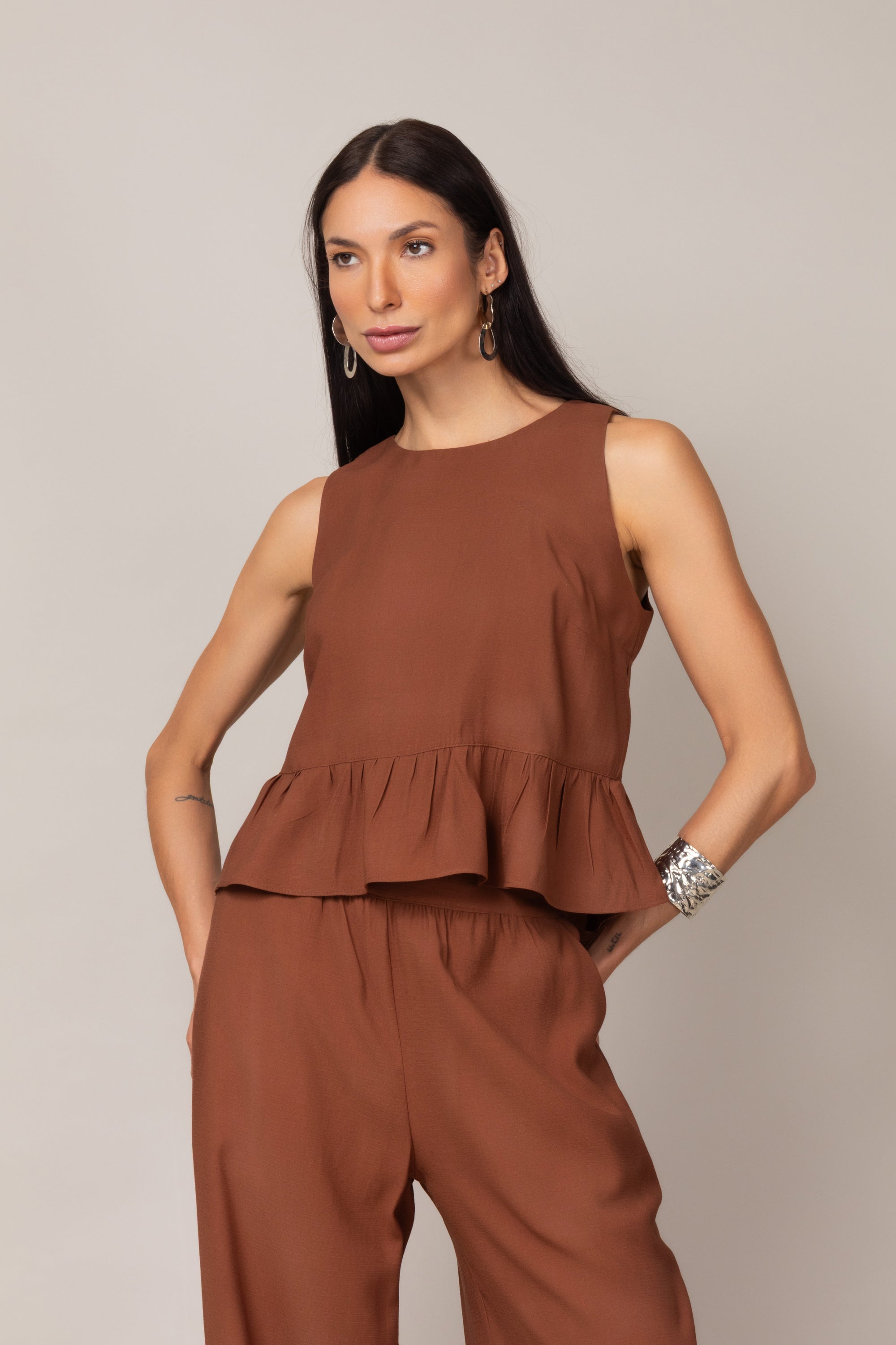 Conjunto com blusa peplum e calça pantalona