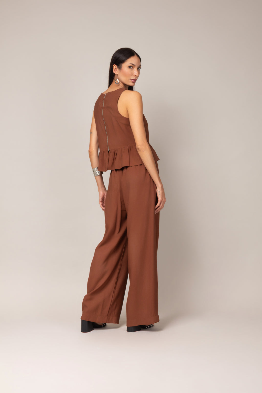 Conjunto com blusa peplum e calça pantalona