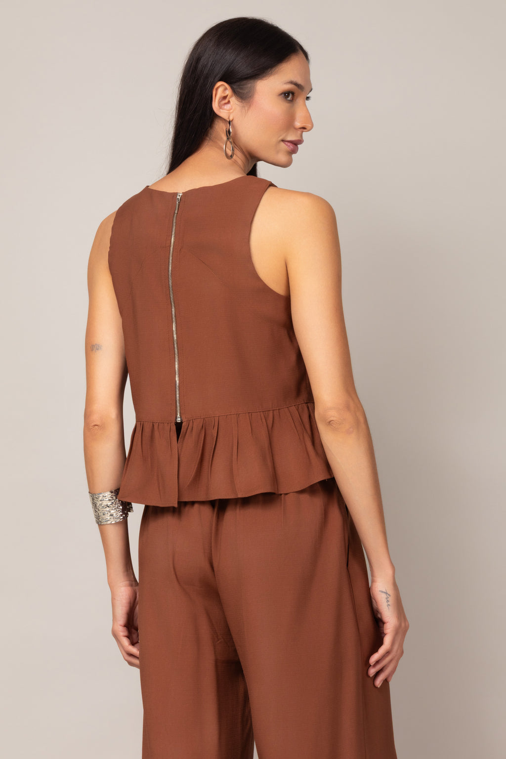 Conjunto com blusa peplum e calça pantalona