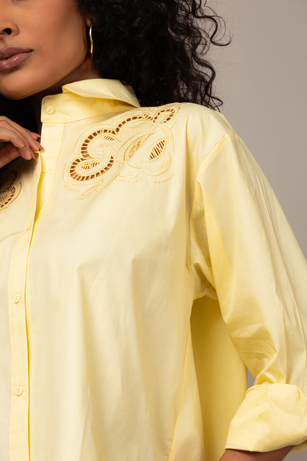 Camisa com detalhes bordados