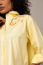 Camisa com detalhes bordados