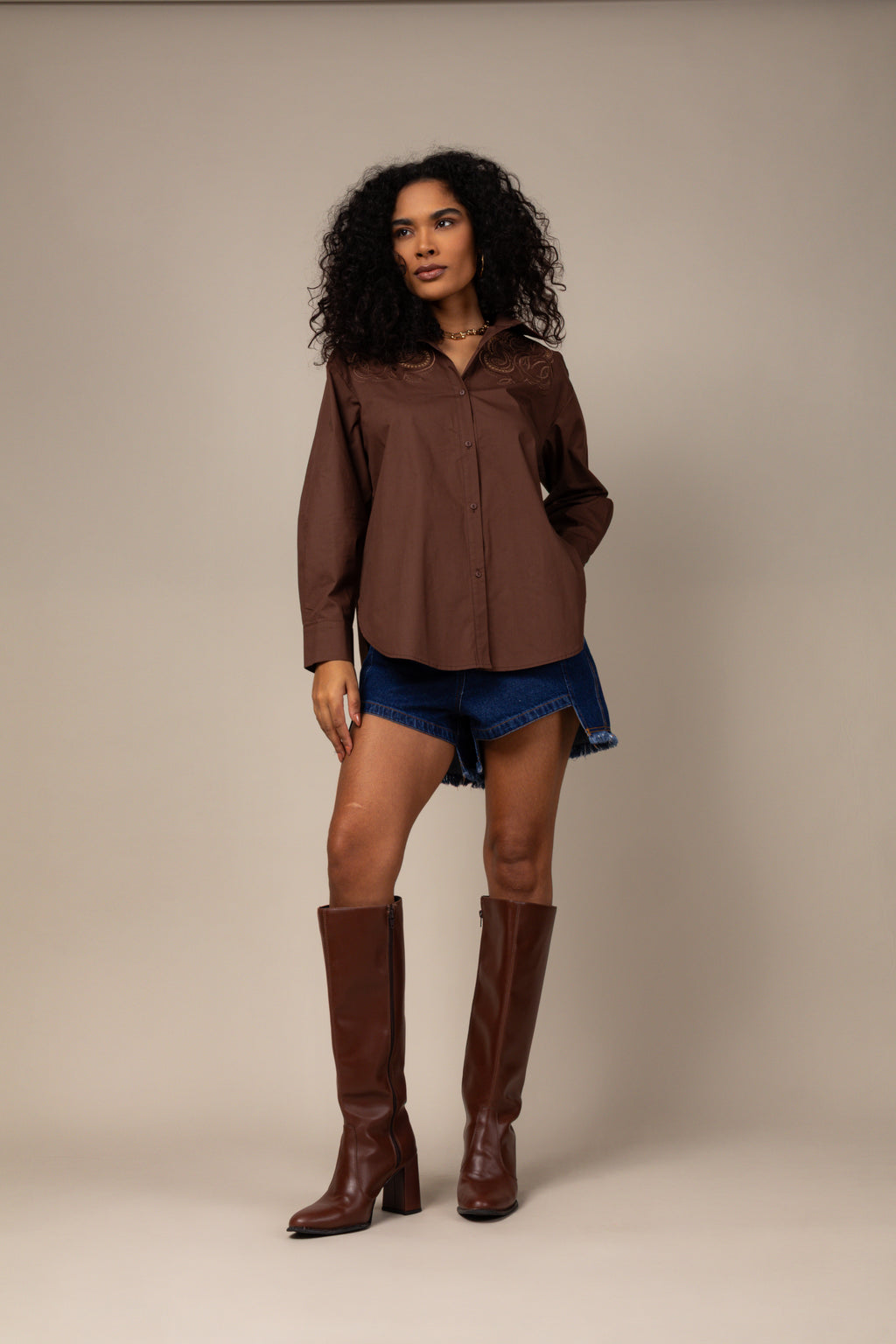 Camisa com detalhes bordados