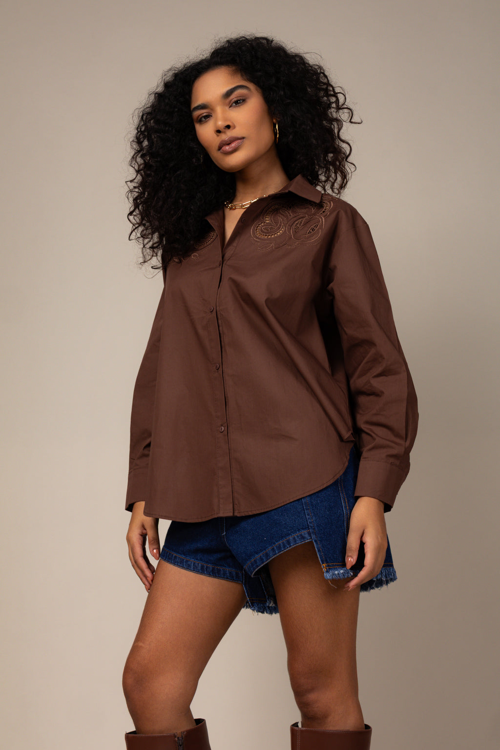 Camisa com detalhes bordados