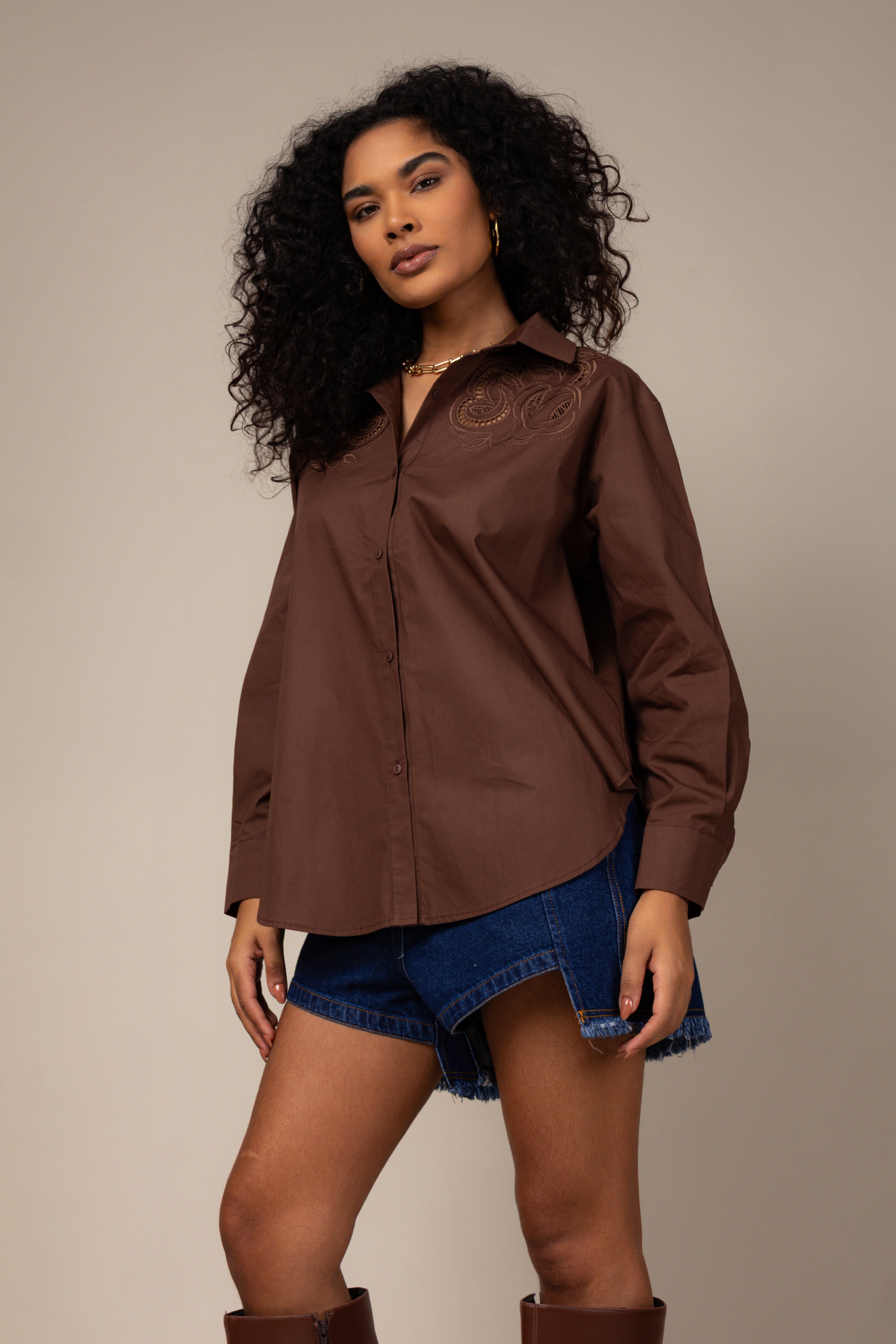 Camisa com detalhes bordados