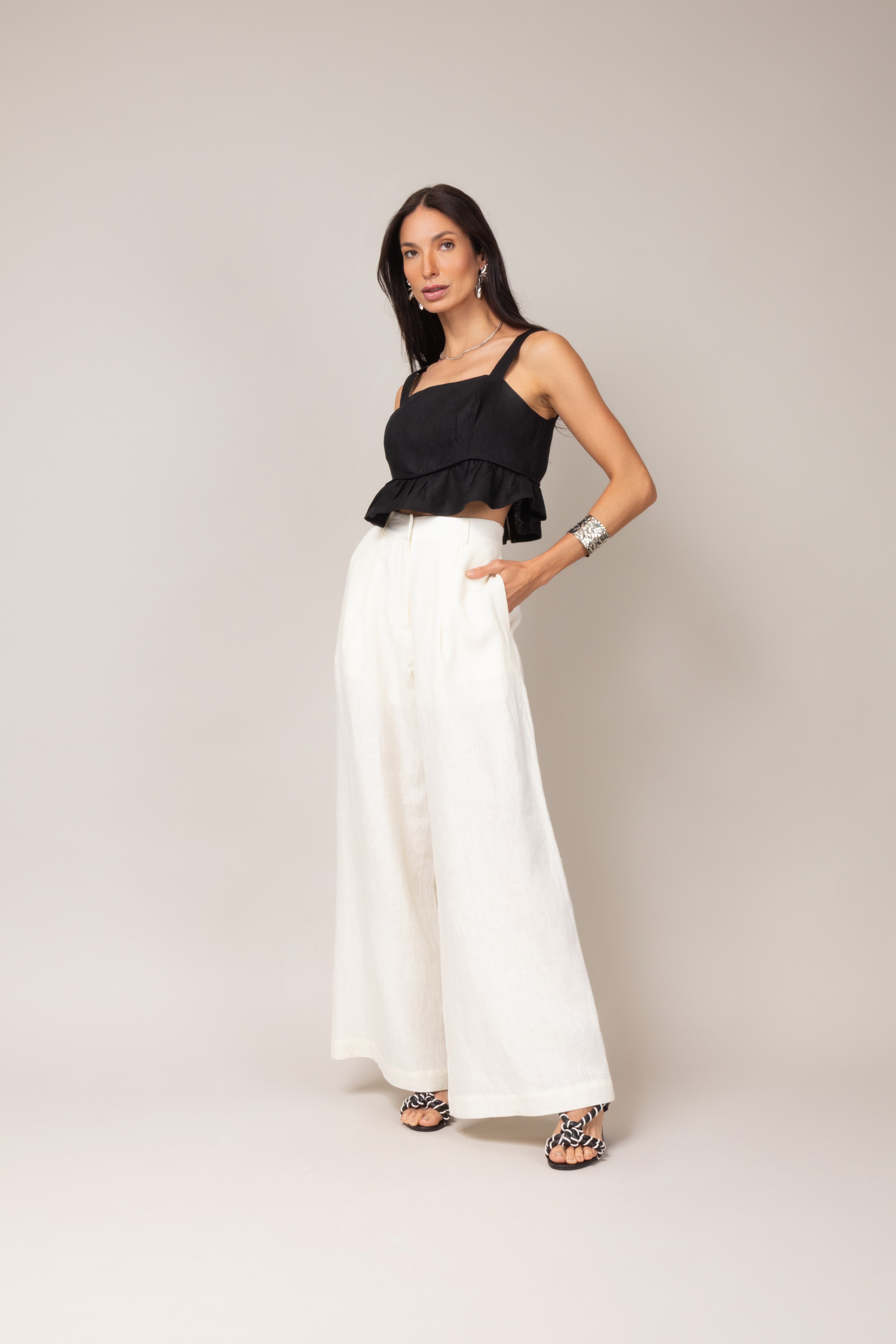 Top cropped com babado em linho