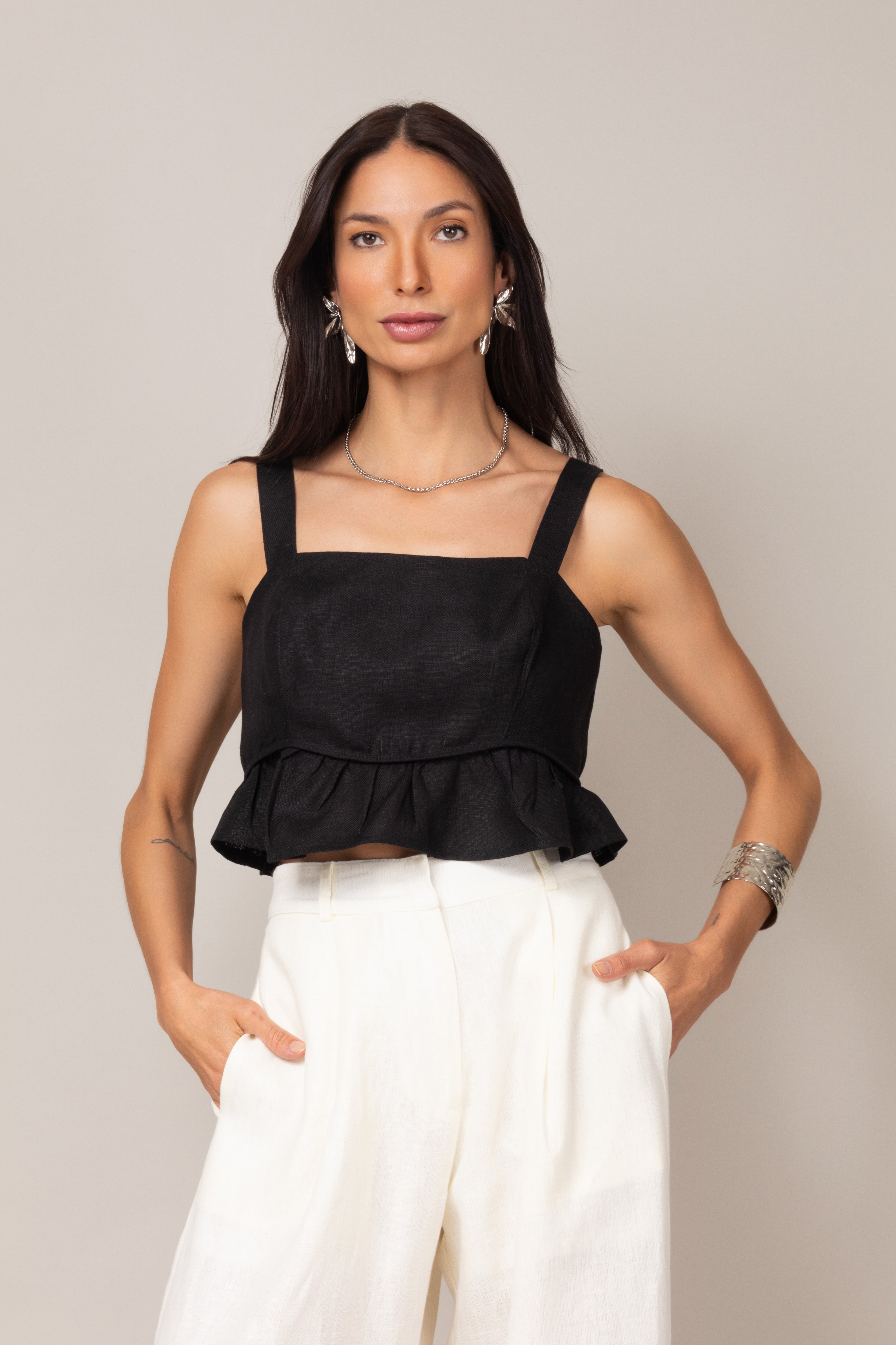 Top cropped com babado em linho
