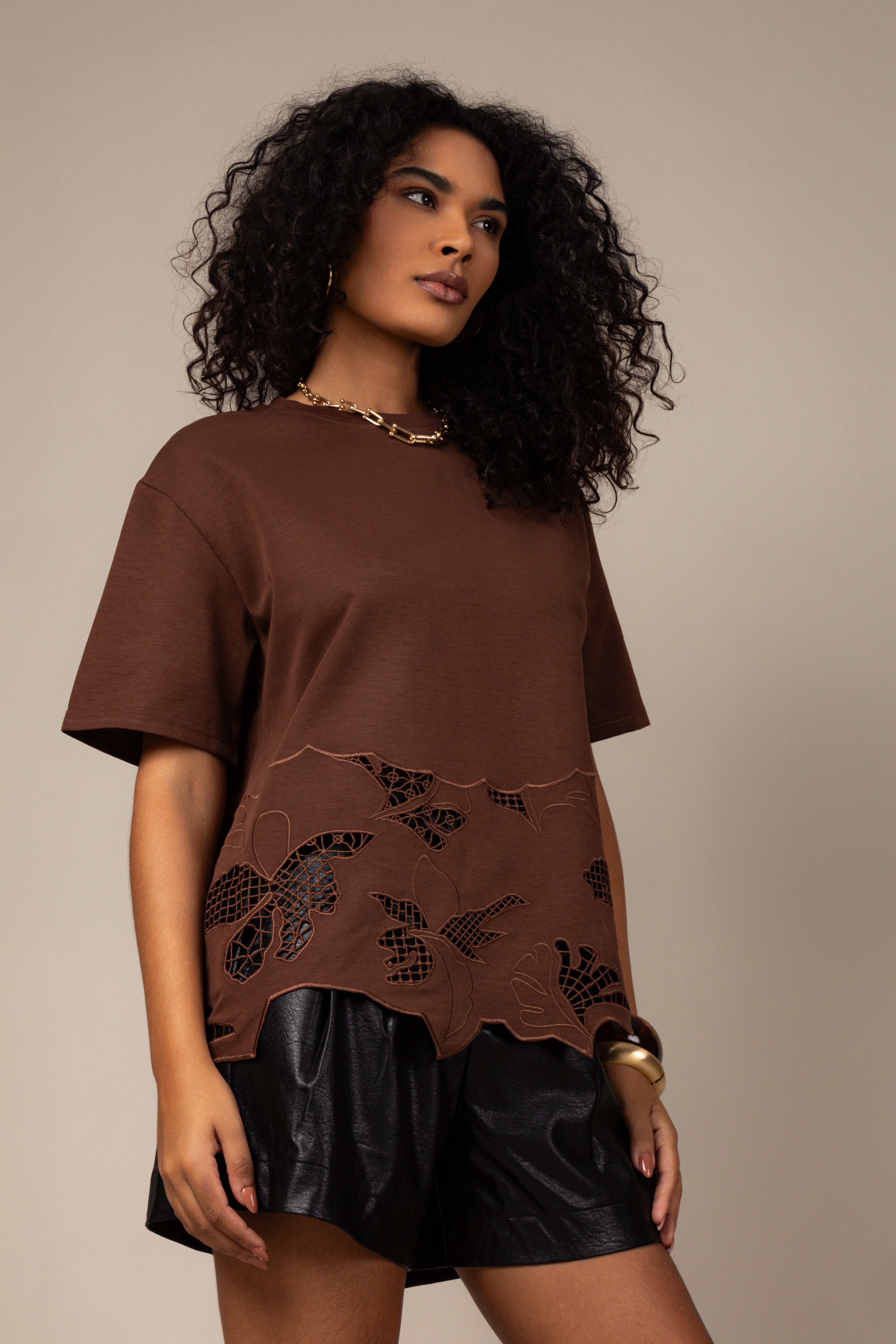 Blusa t-shirt com recortes vazados
