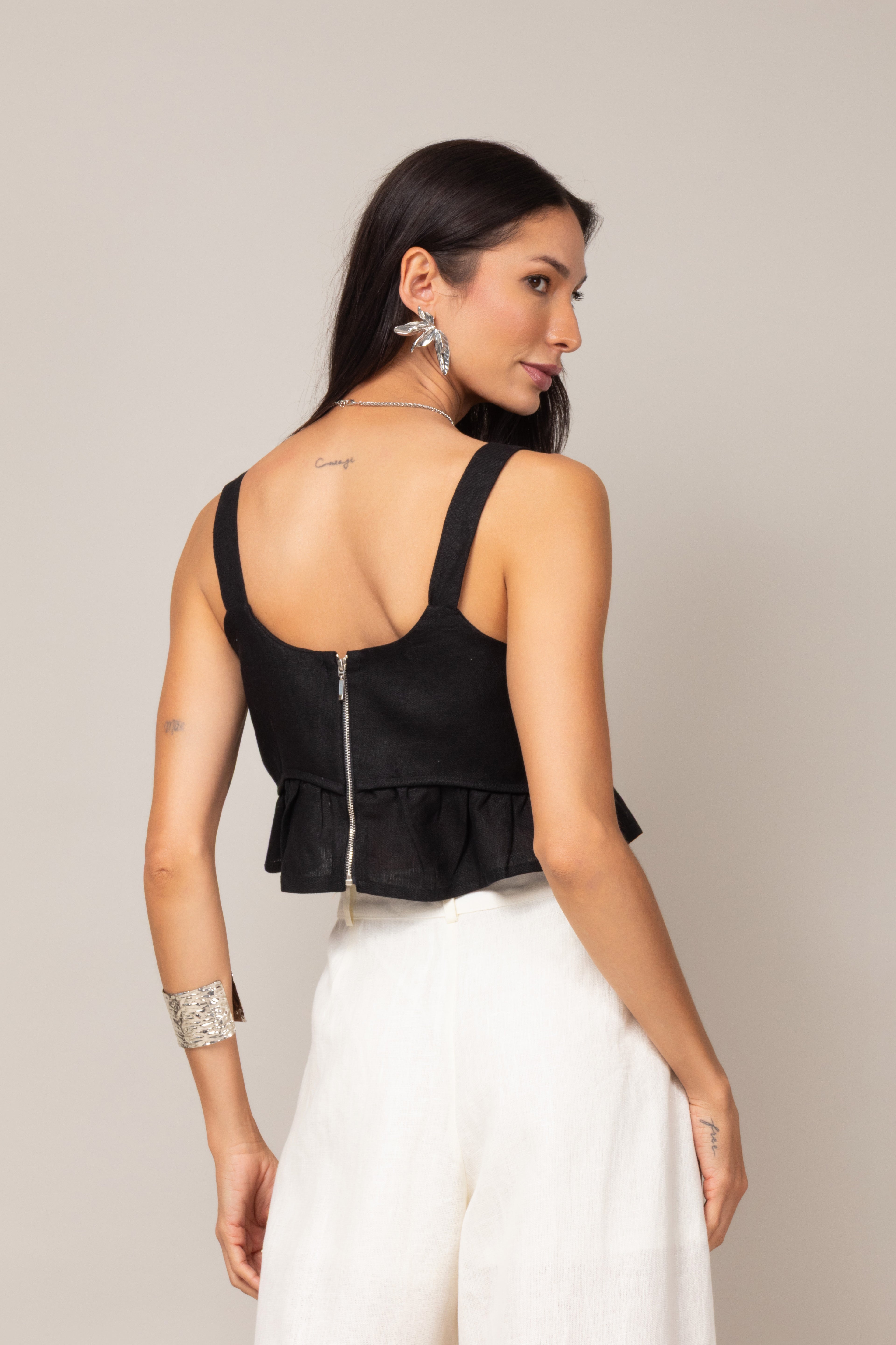 Top cropped com babado em linho