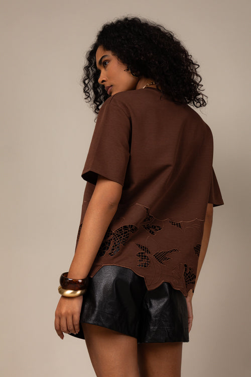 Blusa t-shirt com recortes vazados