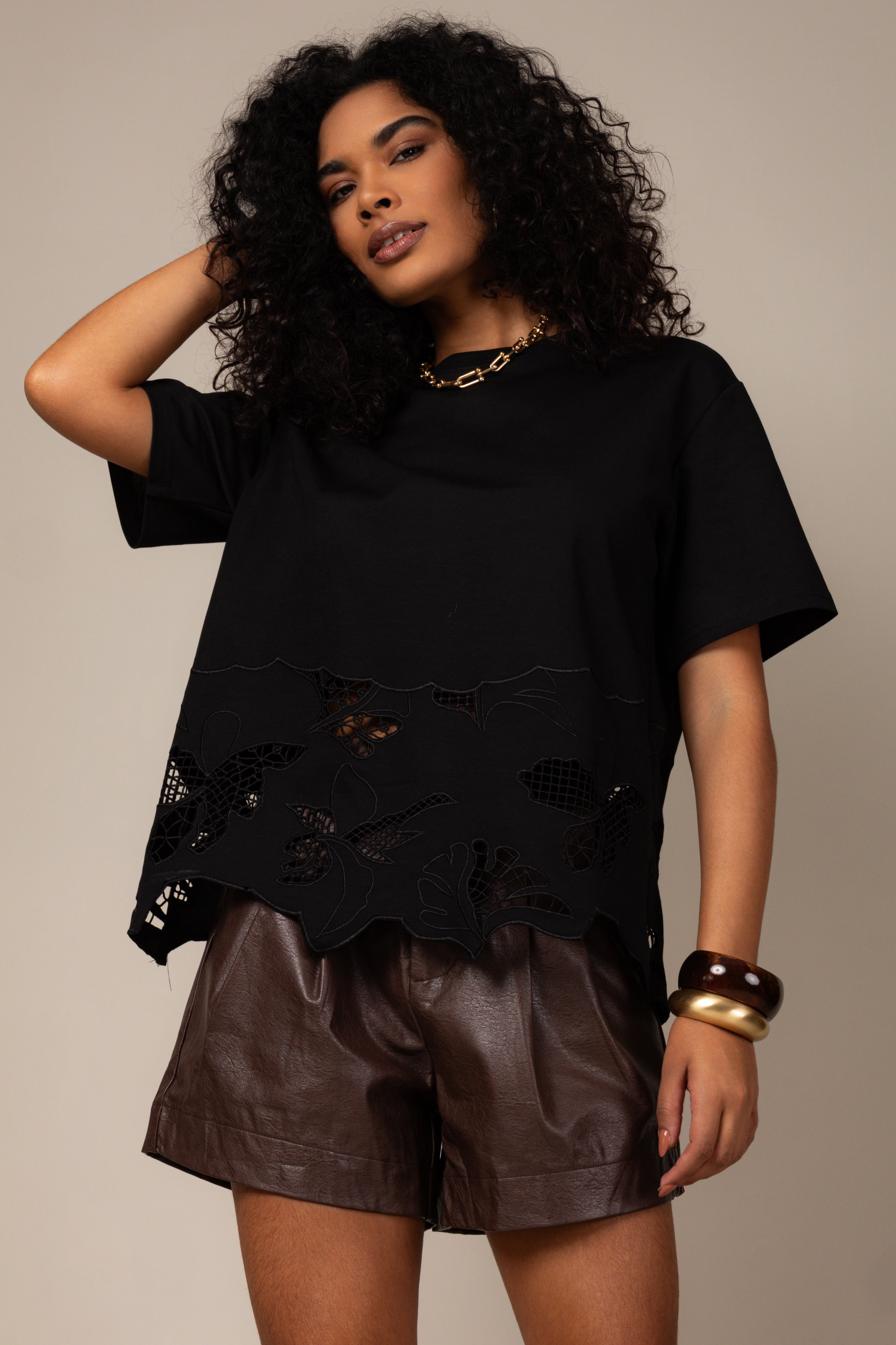 Blusa t-shirt com recortes vazados