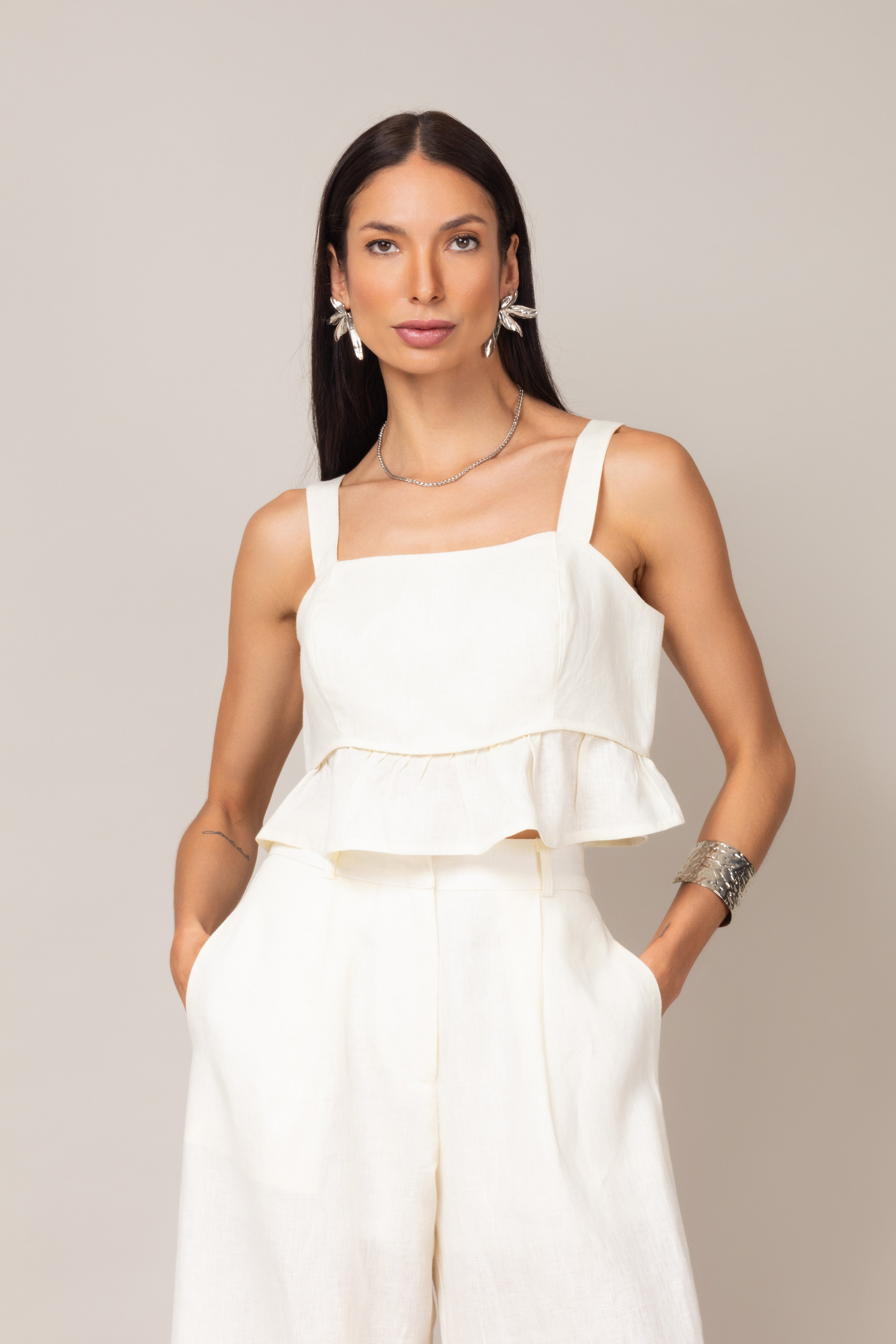 Top cropped com babado em linho