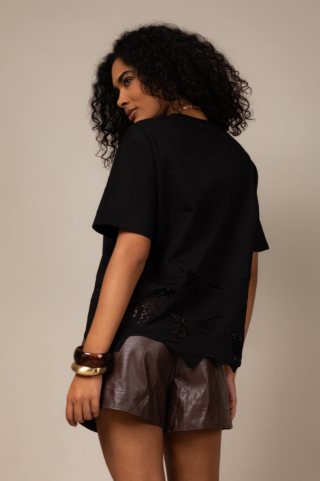 Blusa t-shirt com recortes vazados