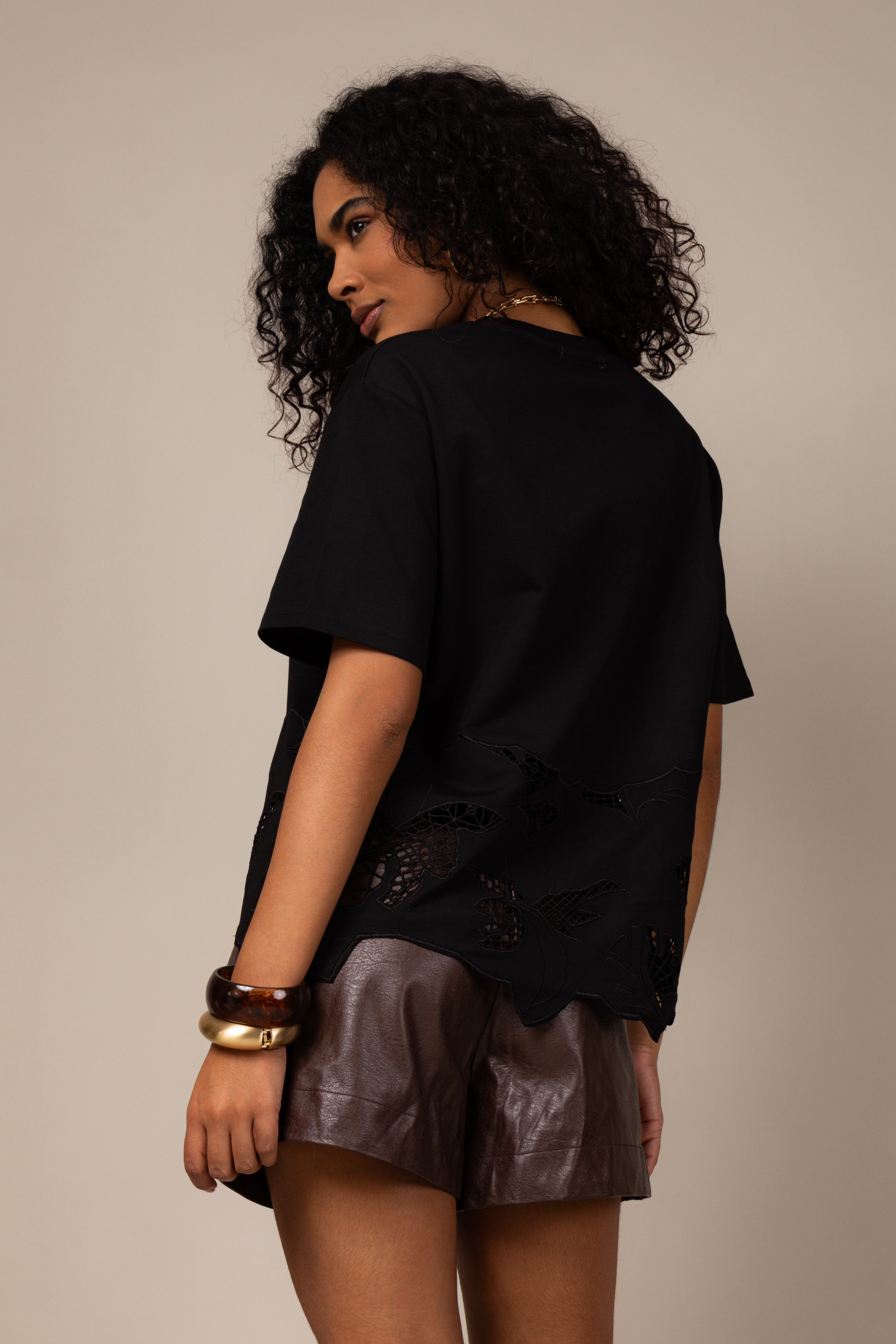 Blusa t-shirt com recortes vazados