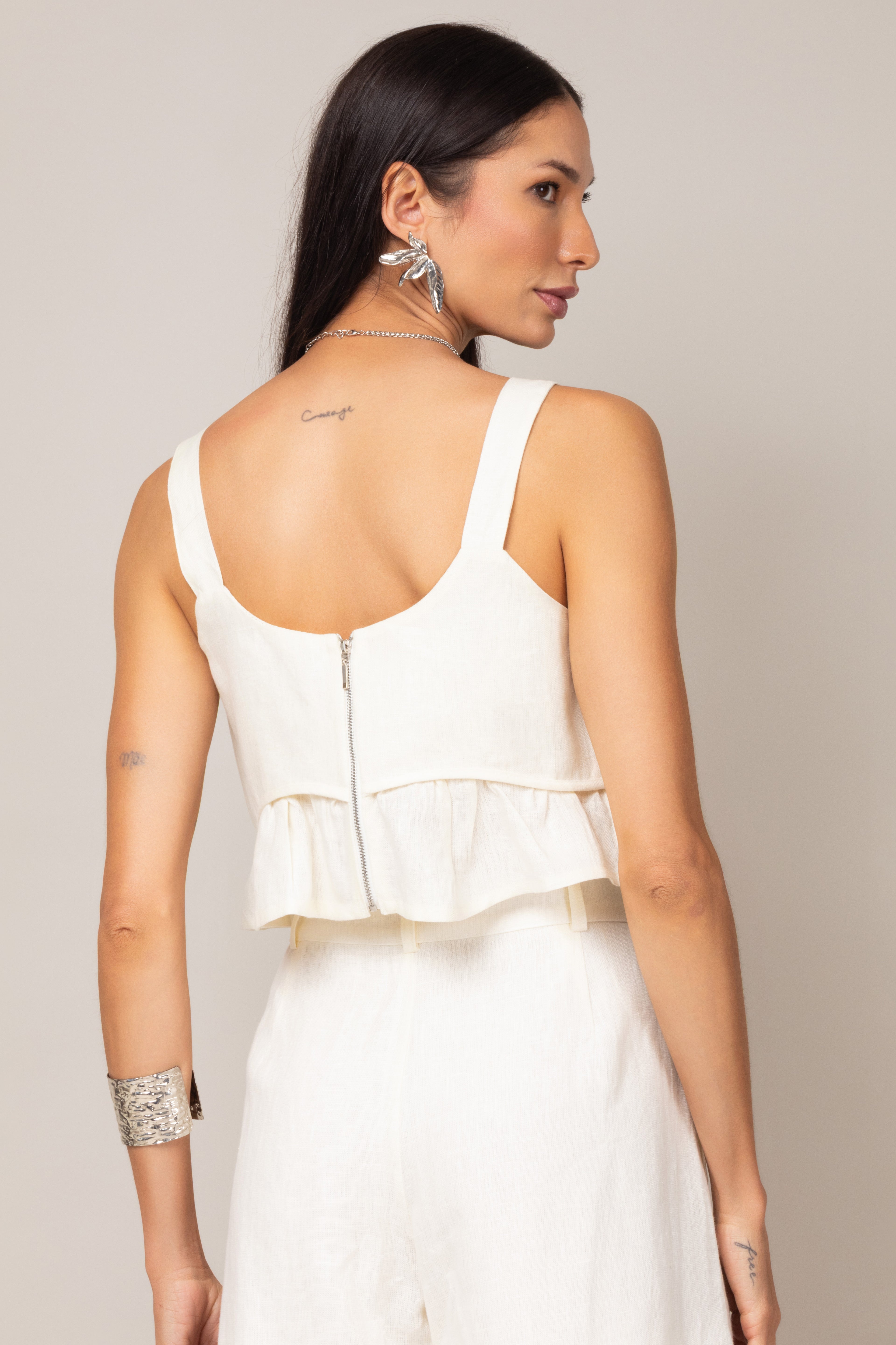 Top cropped com babado em linho