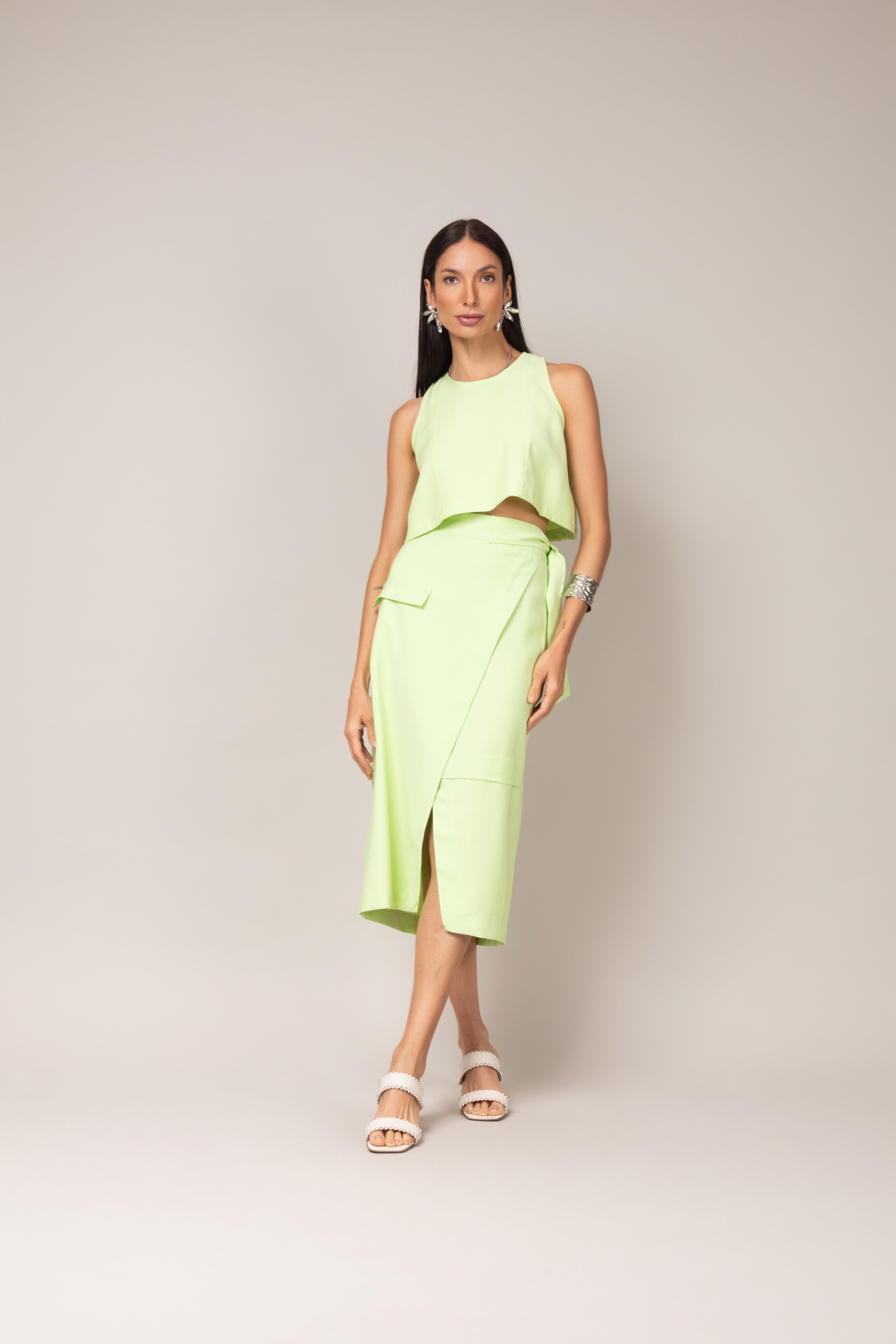 Conjunto de top e saia midi com transpasse