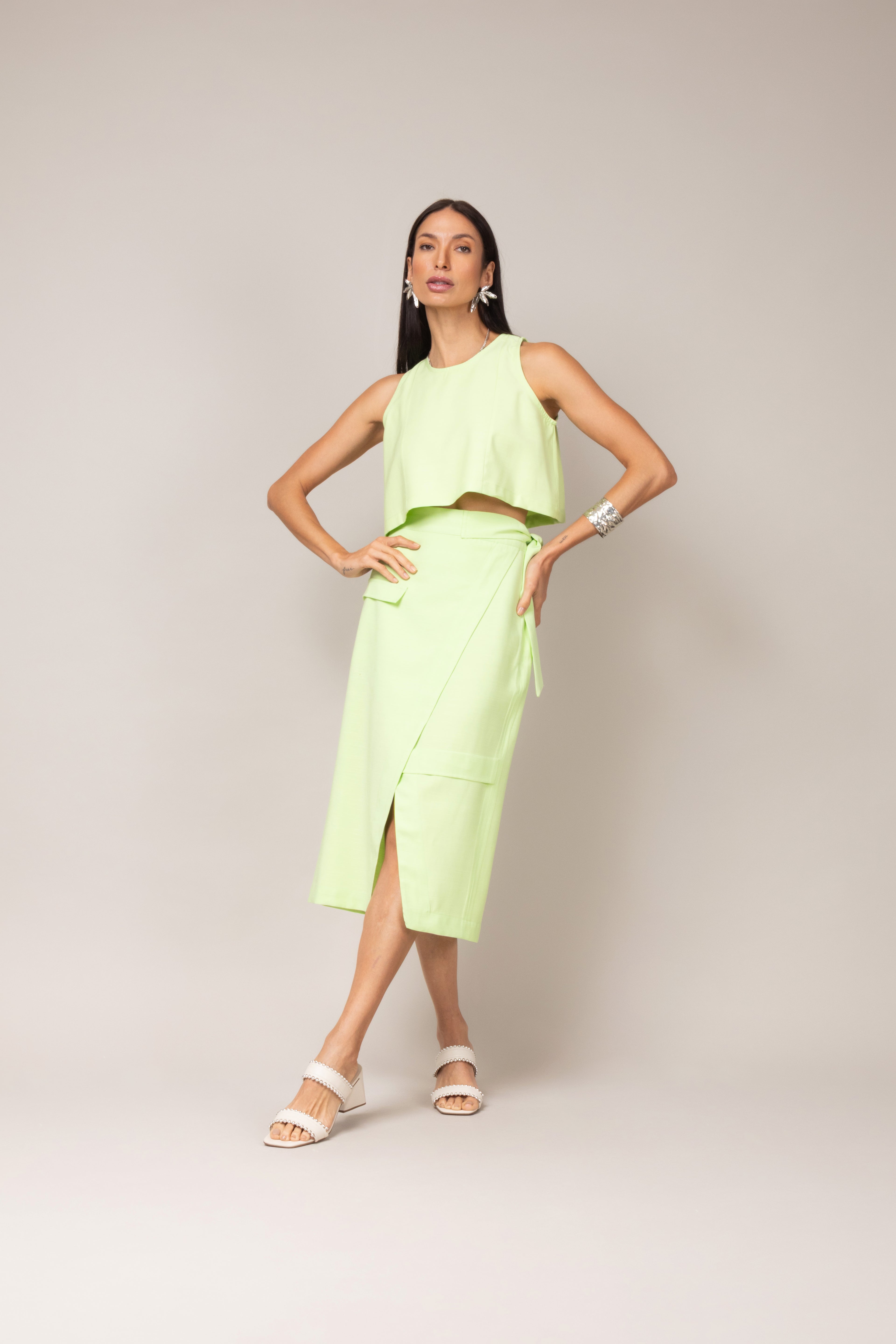 Conjunto de top e saia midi com transpasse