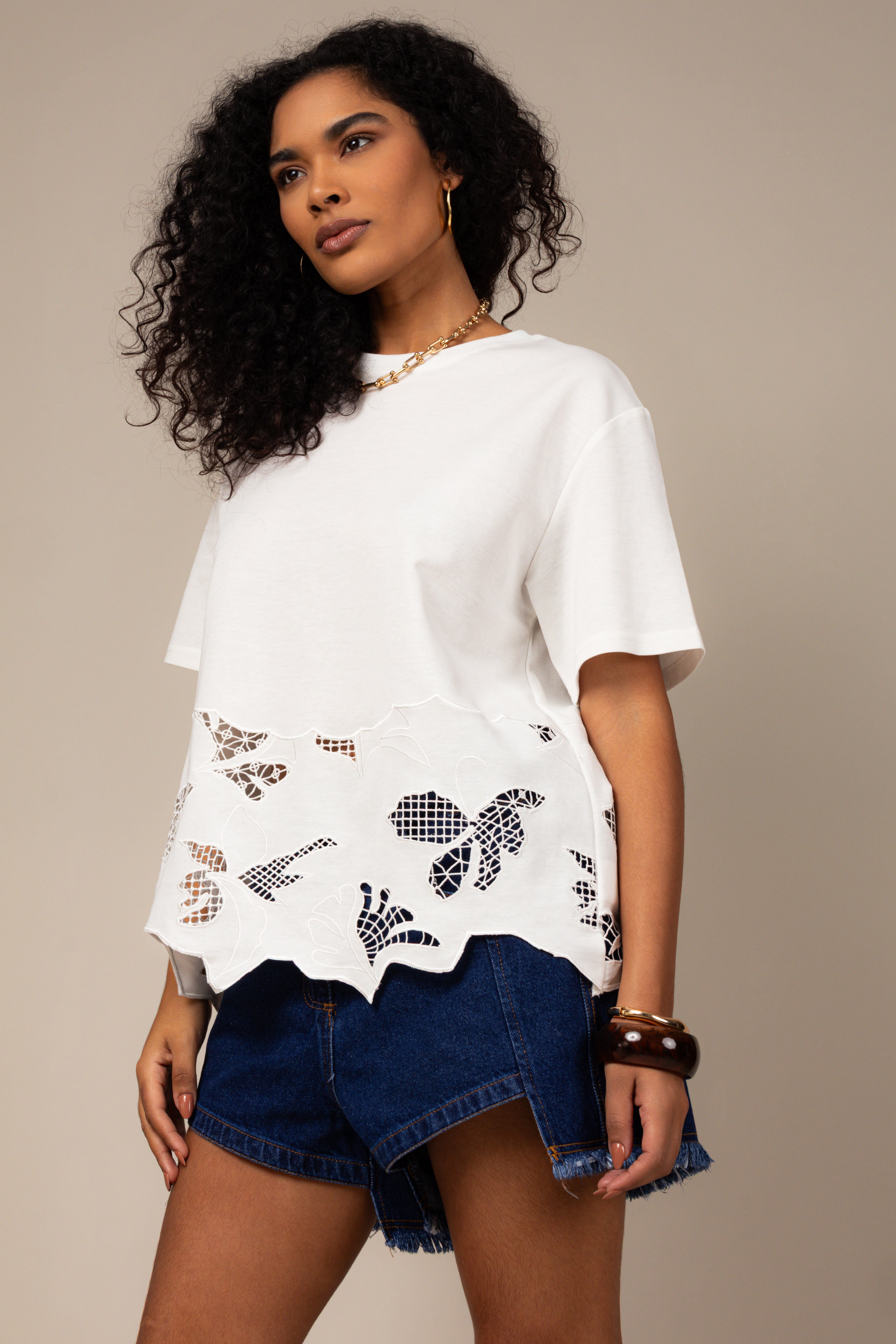 Blusa t-shirt com recortes vazados