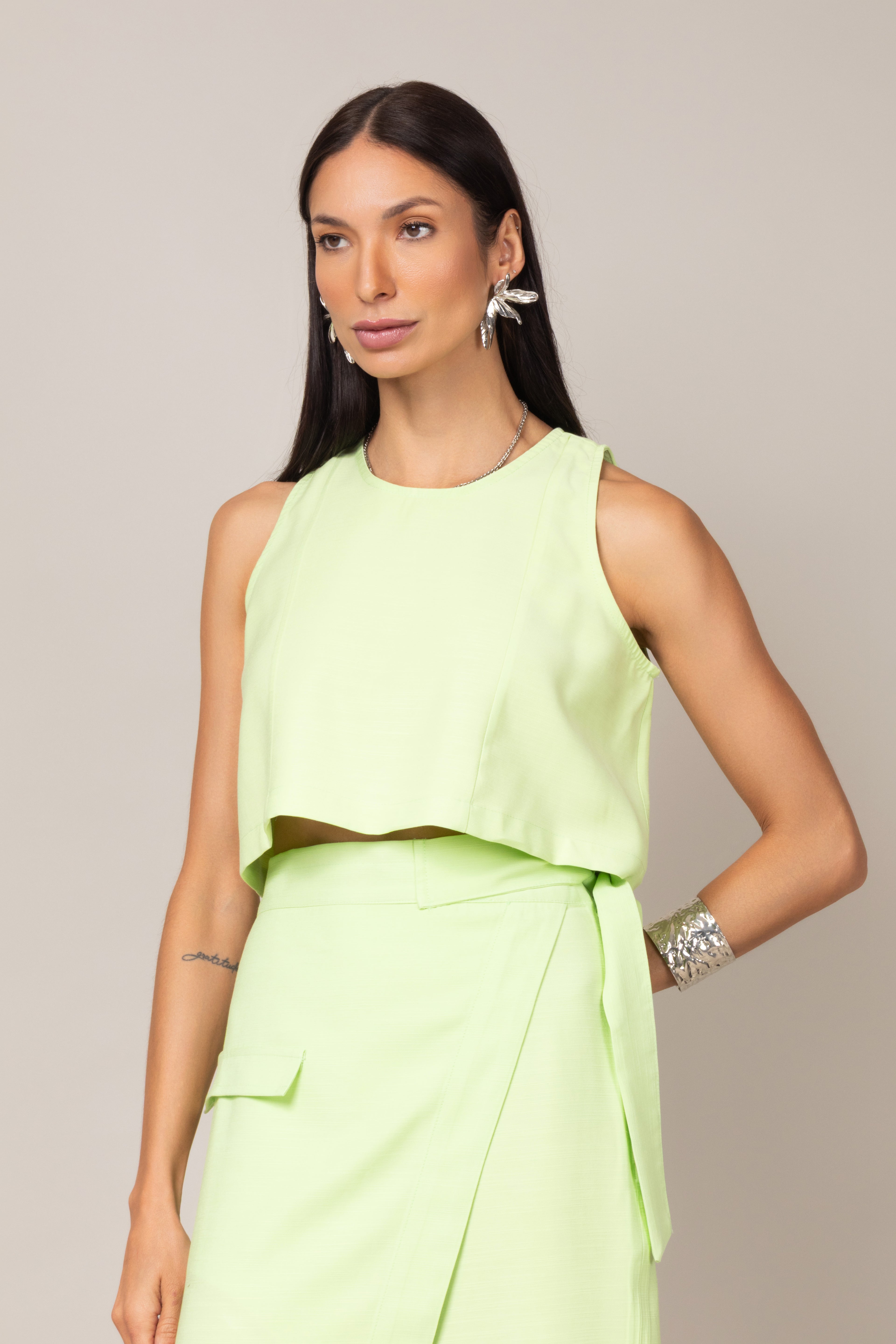 Conjunto de top e saia midi com transpasse