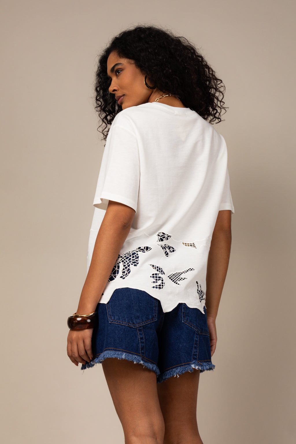 Blusa t-shirt com recortes vazados