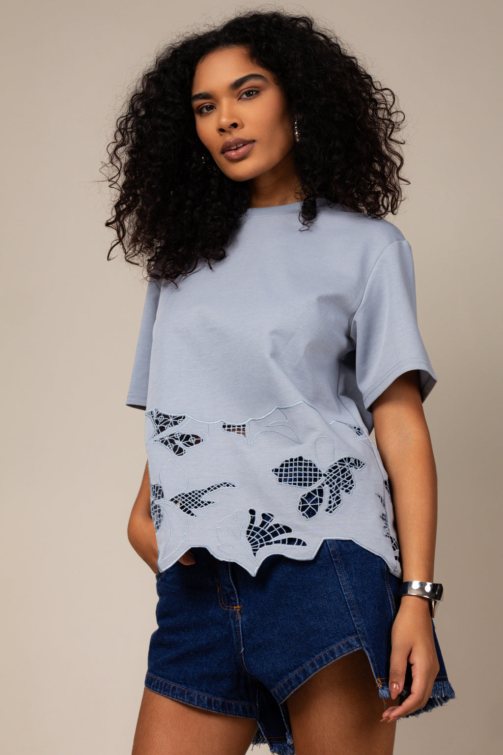 Blusa t-shirt com recortes vazados