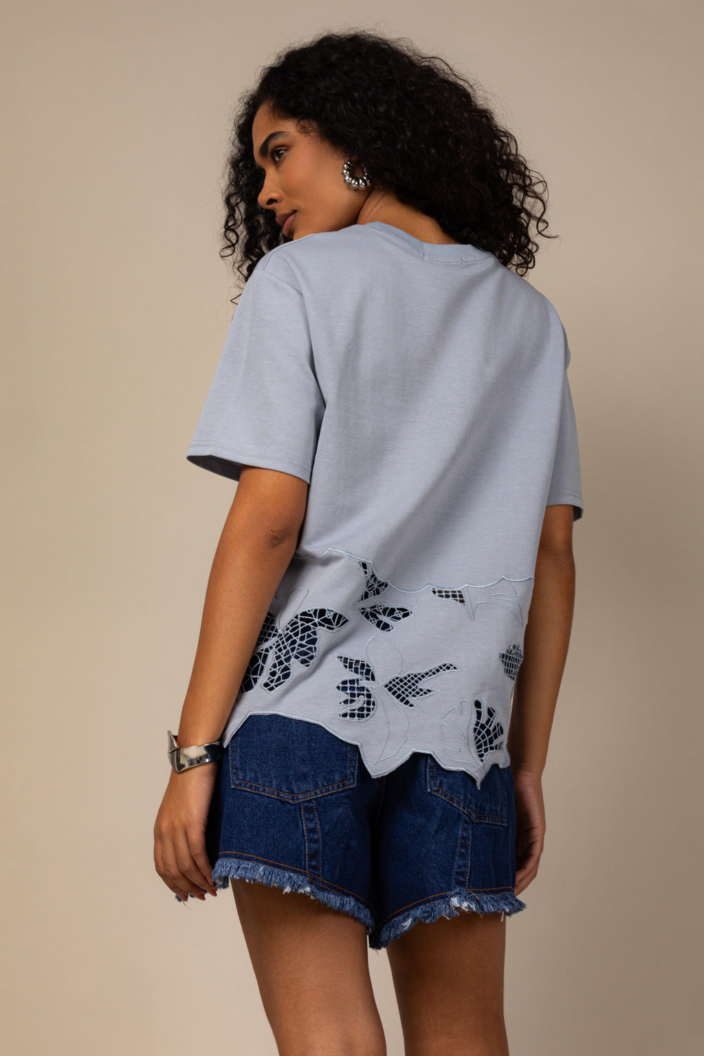 Blusa t-shirt com recortes vazados