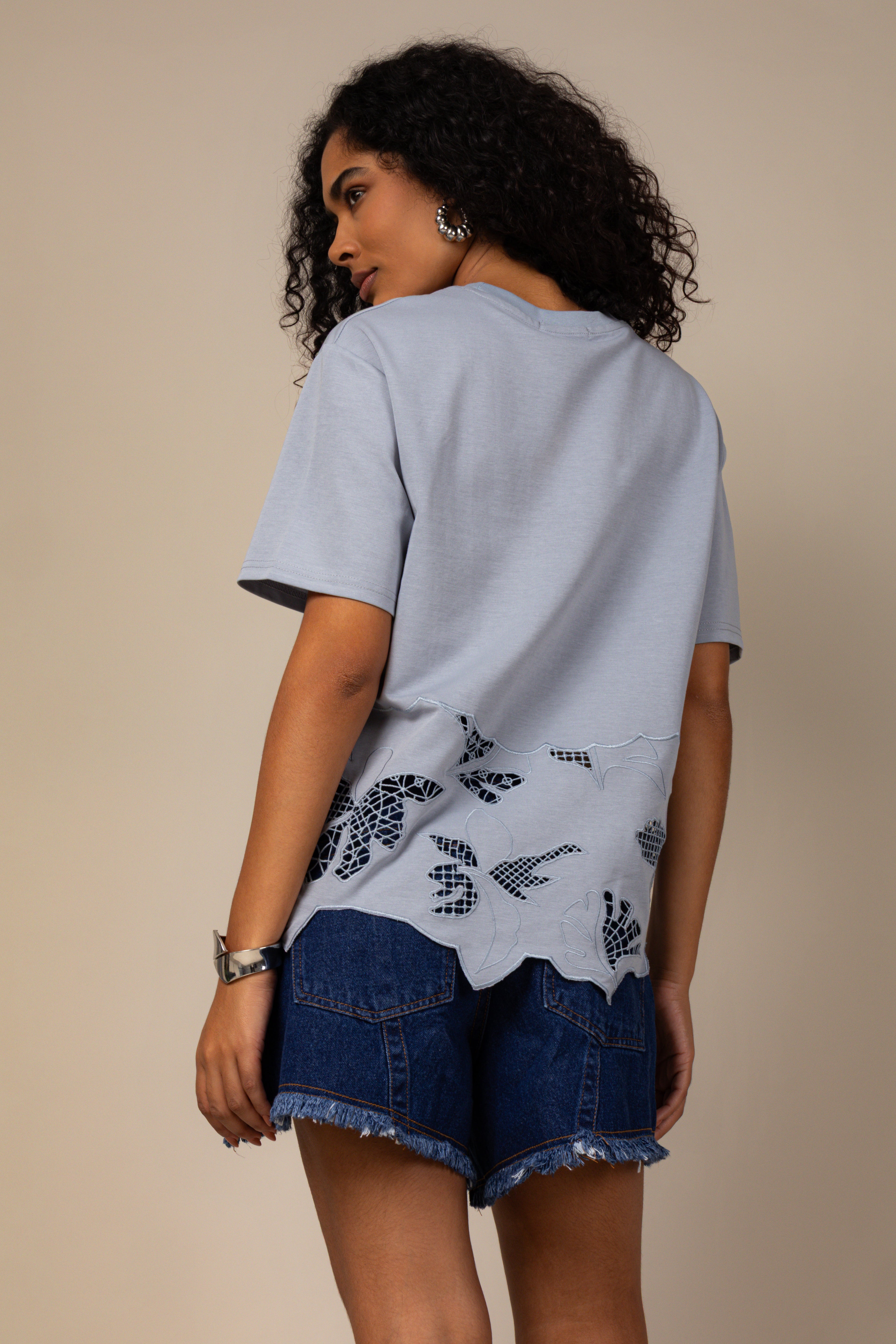 Blusa t-shirt com recortes vazados