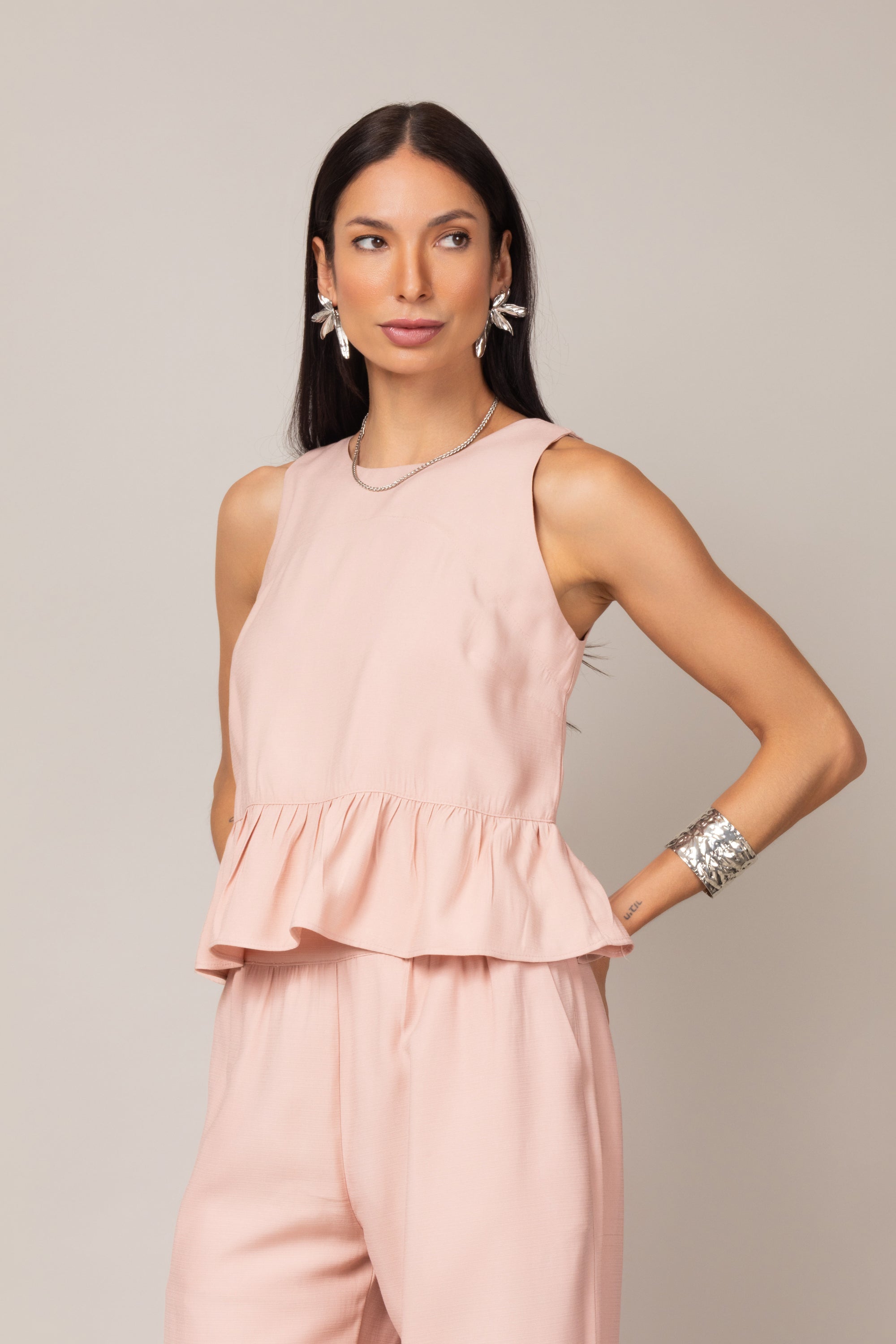 Conjunto com blusa peplum e calça pantalona